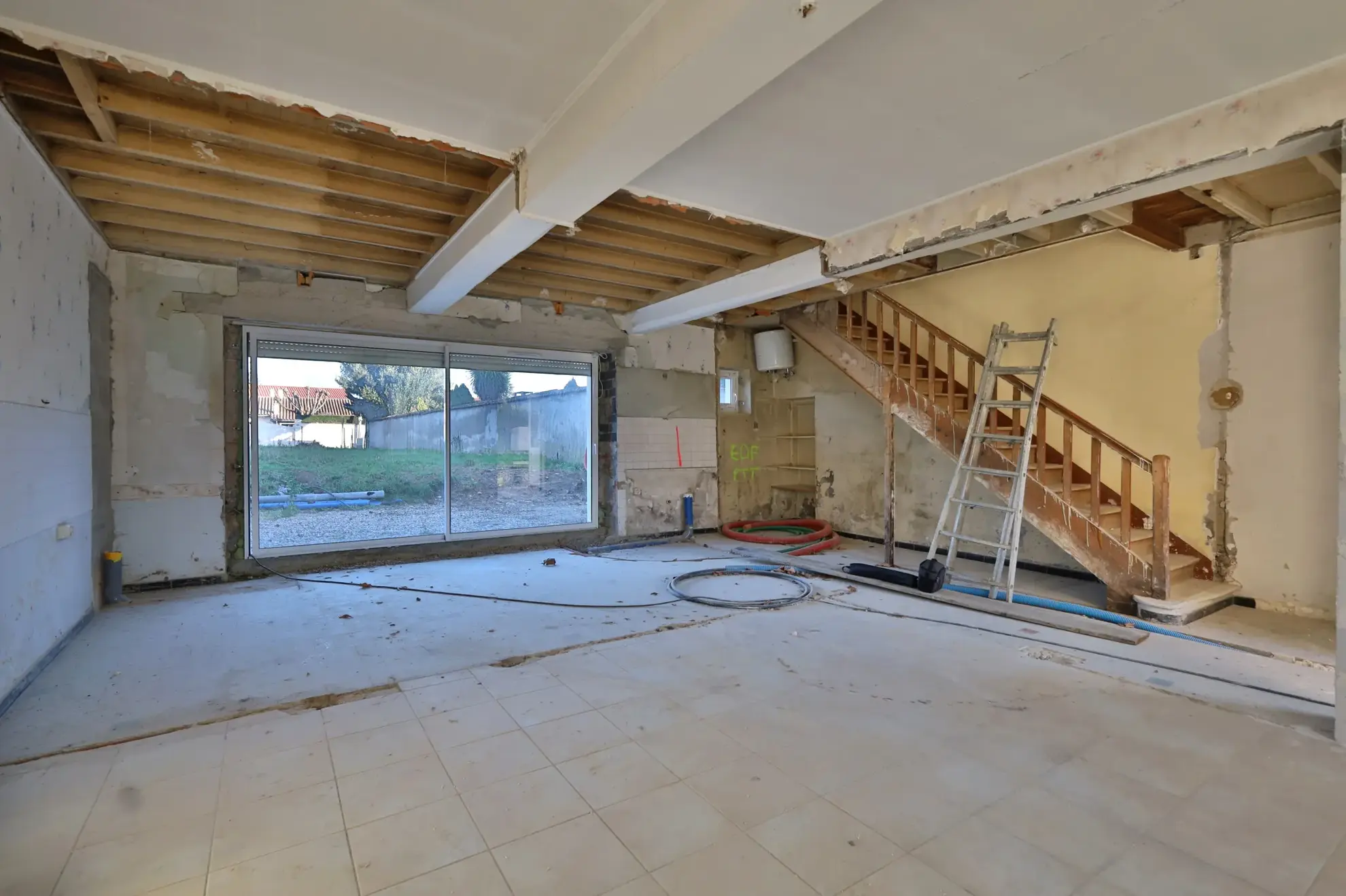 Maison à vendre à Saint Just Chaleyssin - 87 m² à rénover avec terrain et parking 