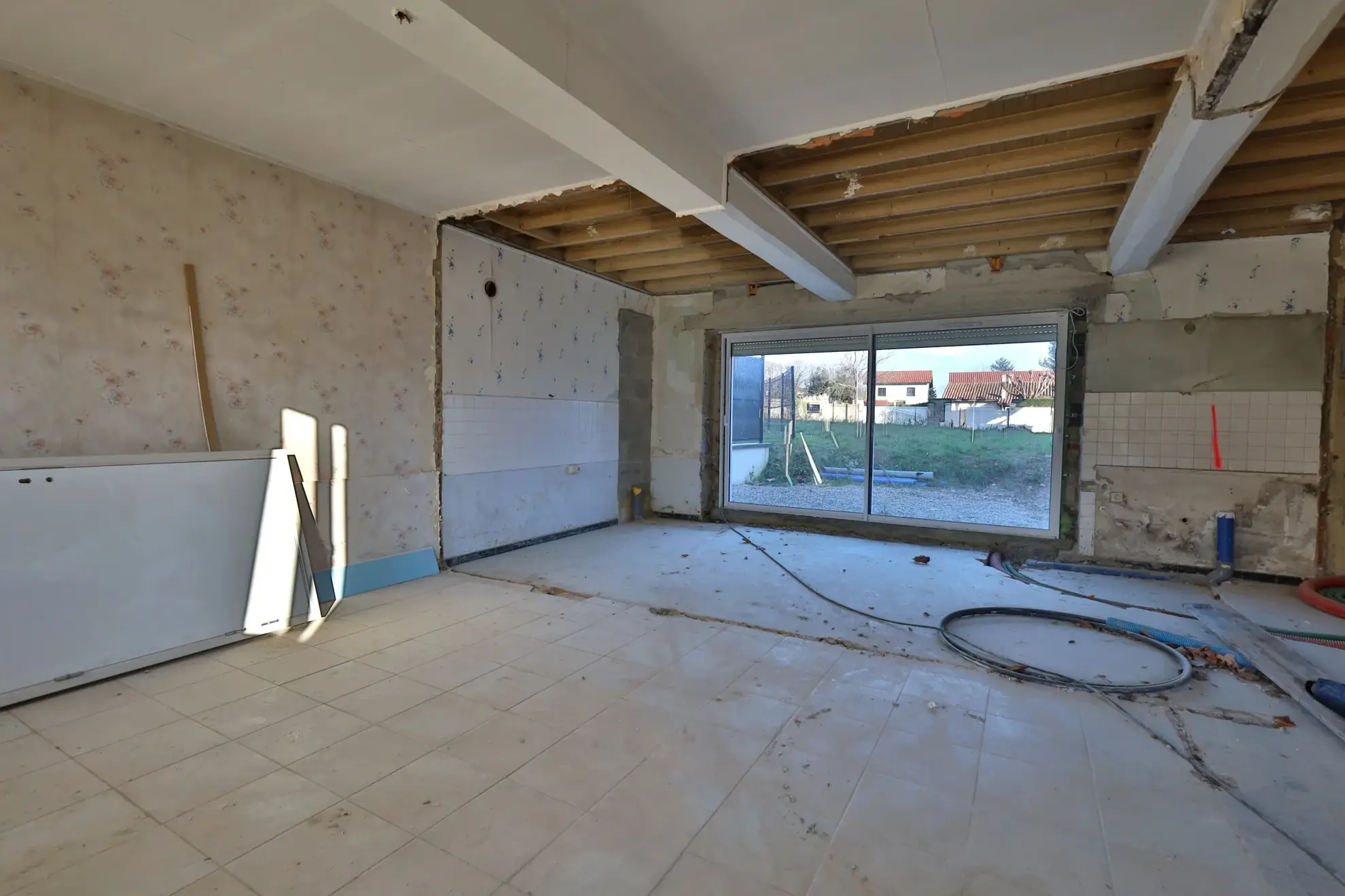 Maison à vendre à Saint Just Chaleyssin - 87 m² à rénover avec terrain et parking 