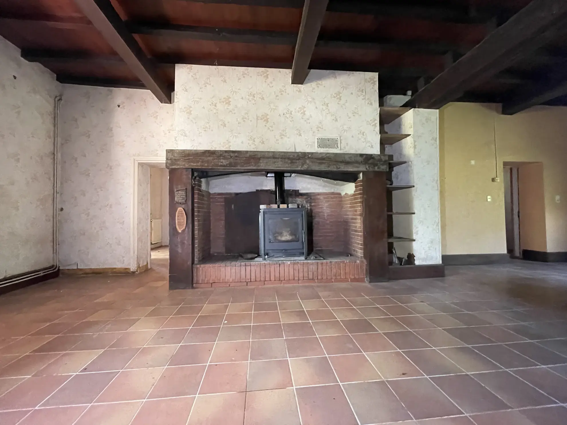 Ferme individuelle à rénover avec grand terrain et dépendances à Lafrançaise 