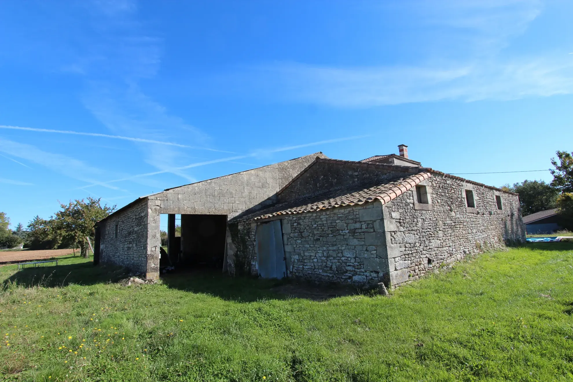 Belle maison en pierres avec hangars et piscine chauffée à Saint-Pompain 