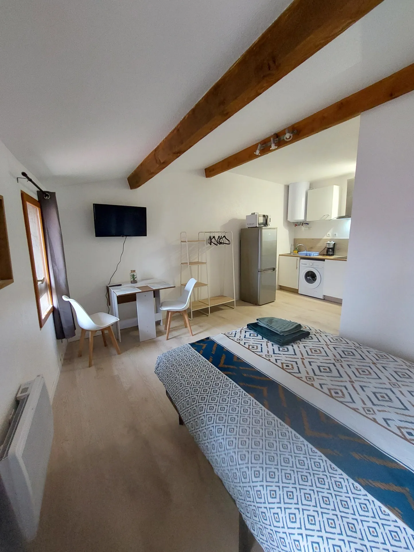 Investissez dans un immeuble rénové à Bedarieux, potentiel de 19 000 € de revenu annuel