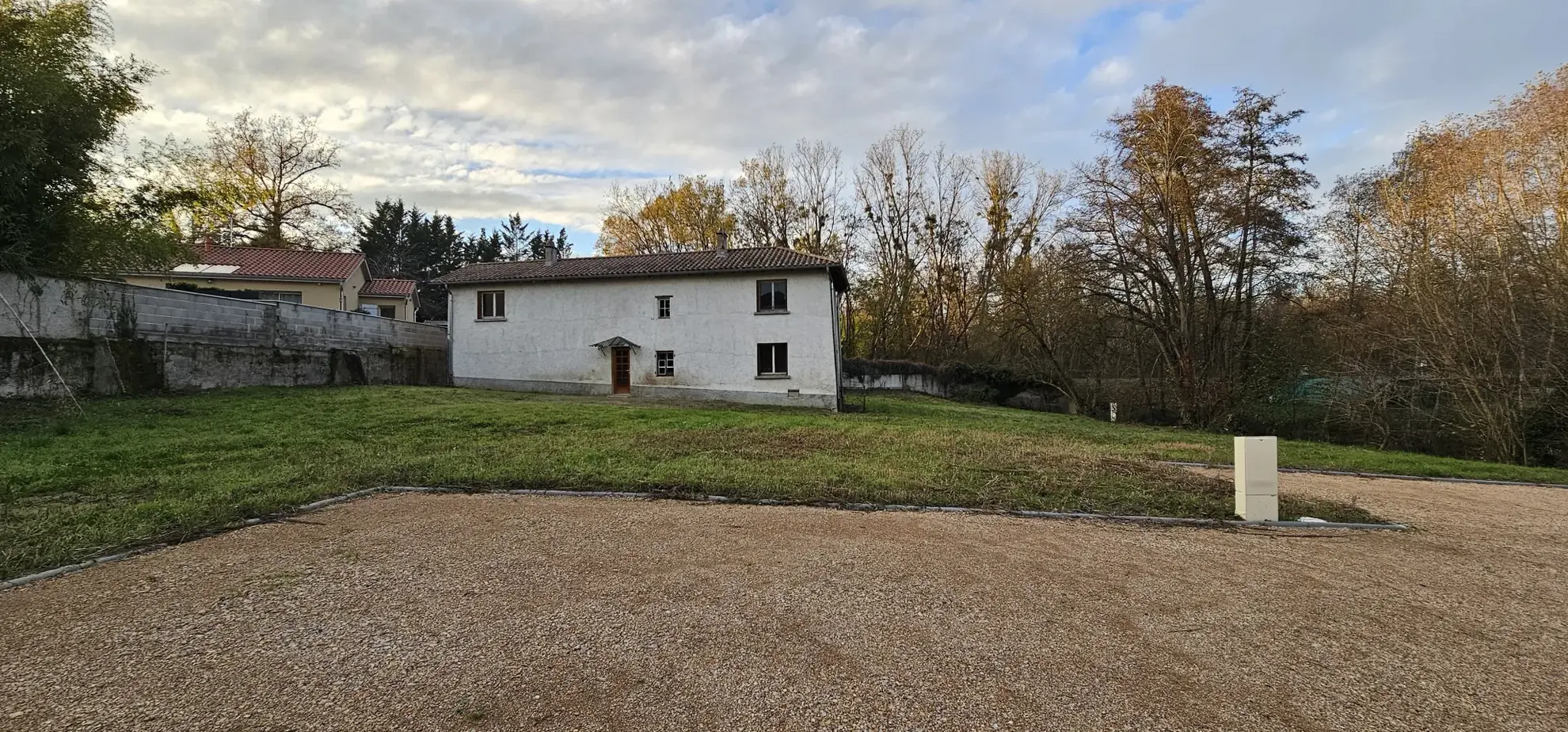 Maison à rénover de 143 m² à Guéreins avec grand terrain et multiple possibilités