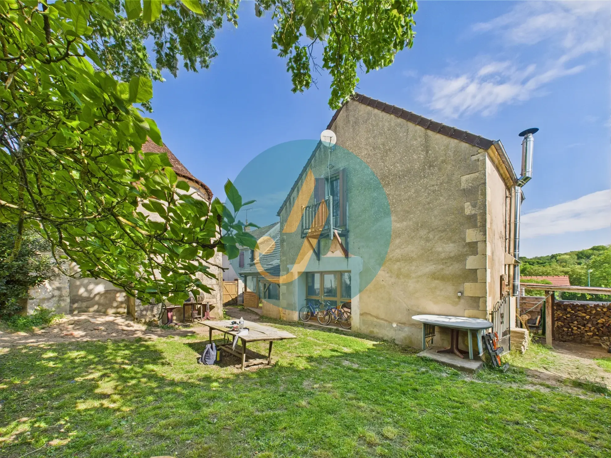 Maison de caractère avec 4 chambres et grand terrain à Tronsanges