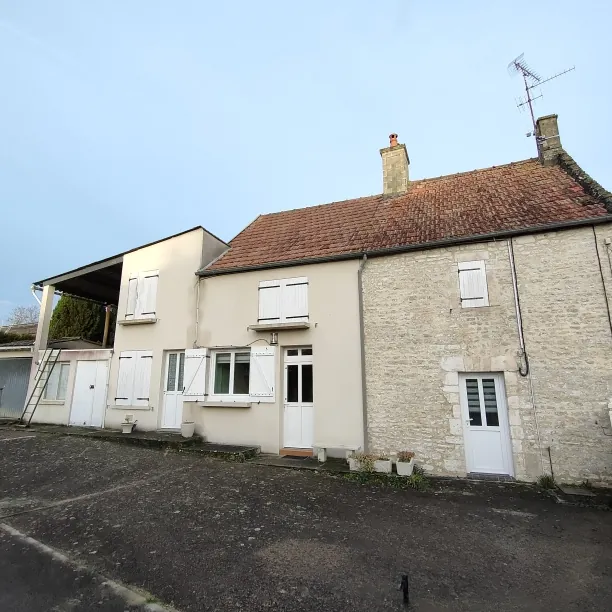 Charmante maison en pierres à Bayeux la Mer avec potentiel de rénovation