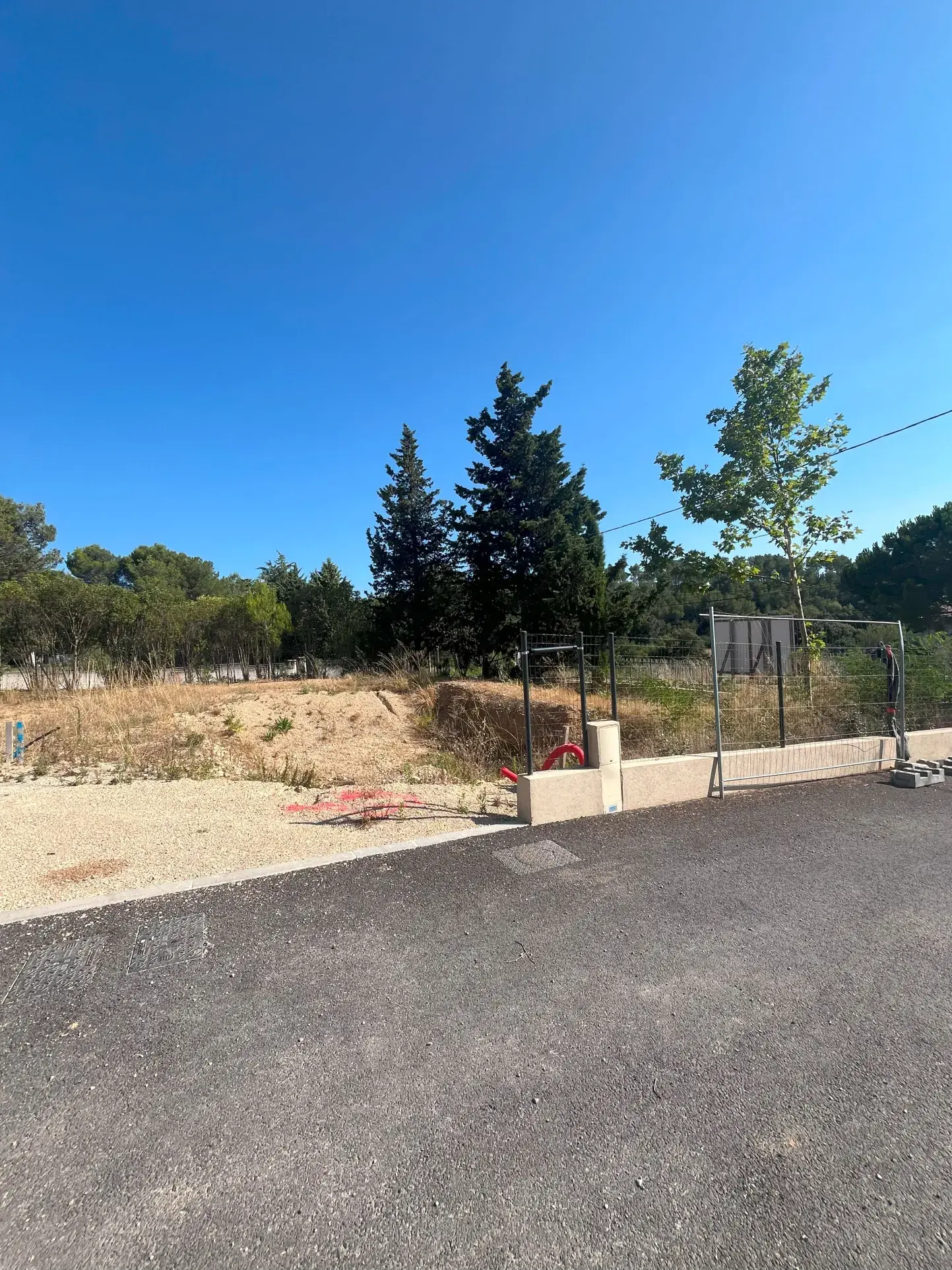 Terrain à bâtir de 345 M² à Lambesc, environnement verdoyant, lotissement résidentiel