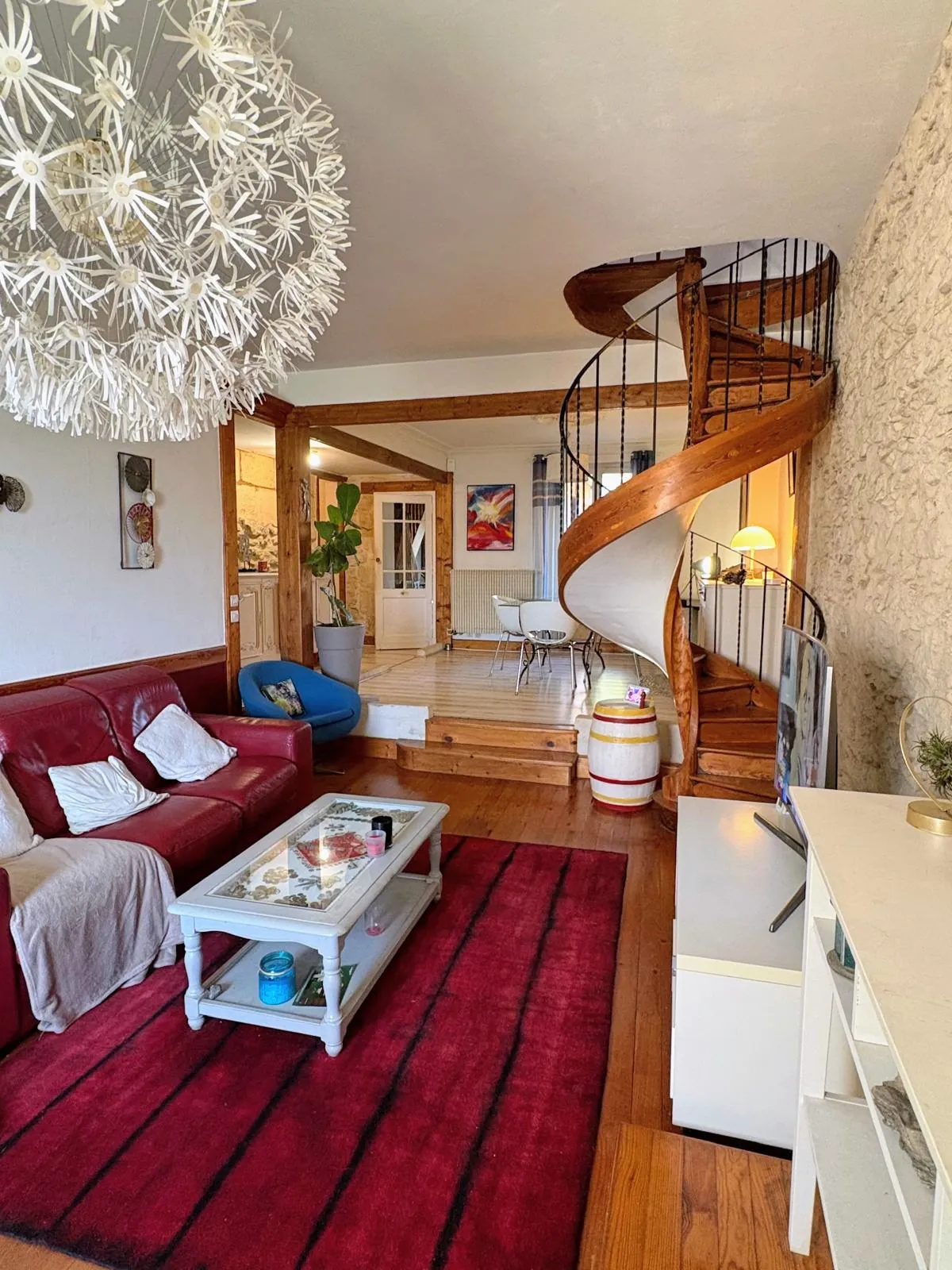 Maison atypique en pierre avec 4 chambres, jardin et atelier à Langon 