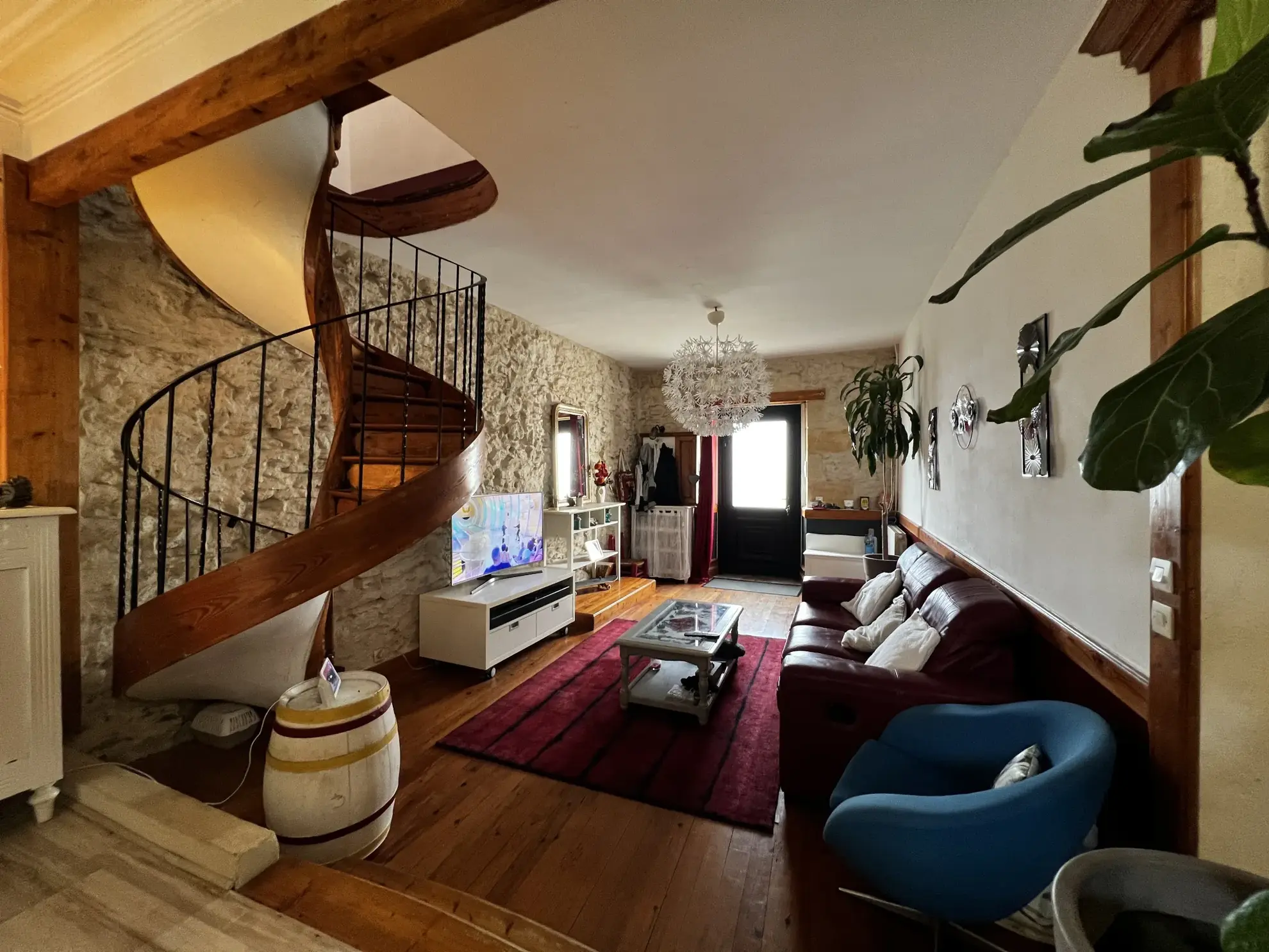 Maison atypique en pierre avec 4 chambres, jardin et atelier à Langon 