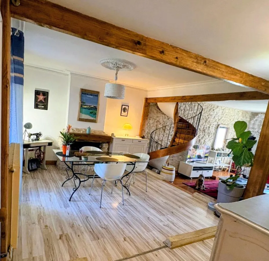 Maison atypique en pierre avec 4 chambres, jardin et atelier à Langon 