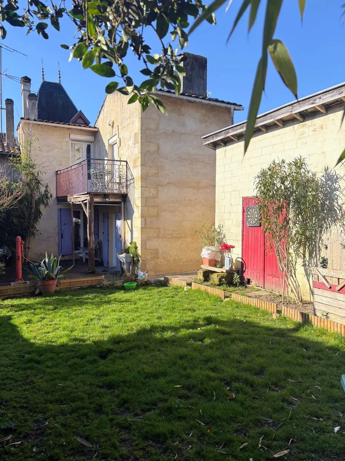 Maison atypique en pierre avec 4 chambres, jardin et atelier à Langon 