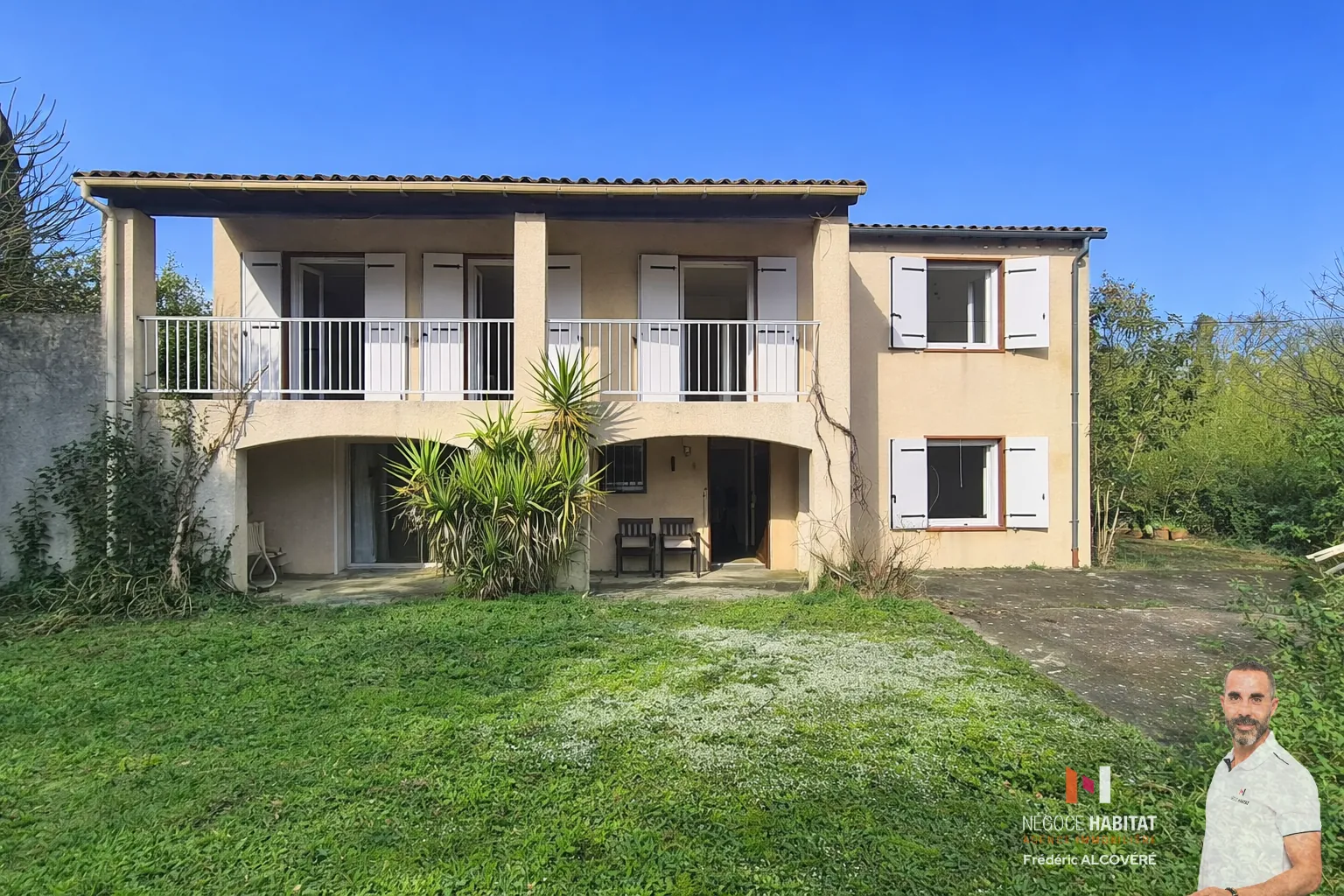 Maison 4 faces T7 avec deux appartements et terrain à Sommières