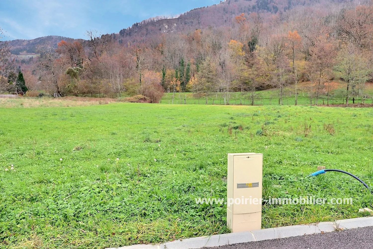 Terrain constructible de 851 m² à Cervens, au calme et libre de constructeur