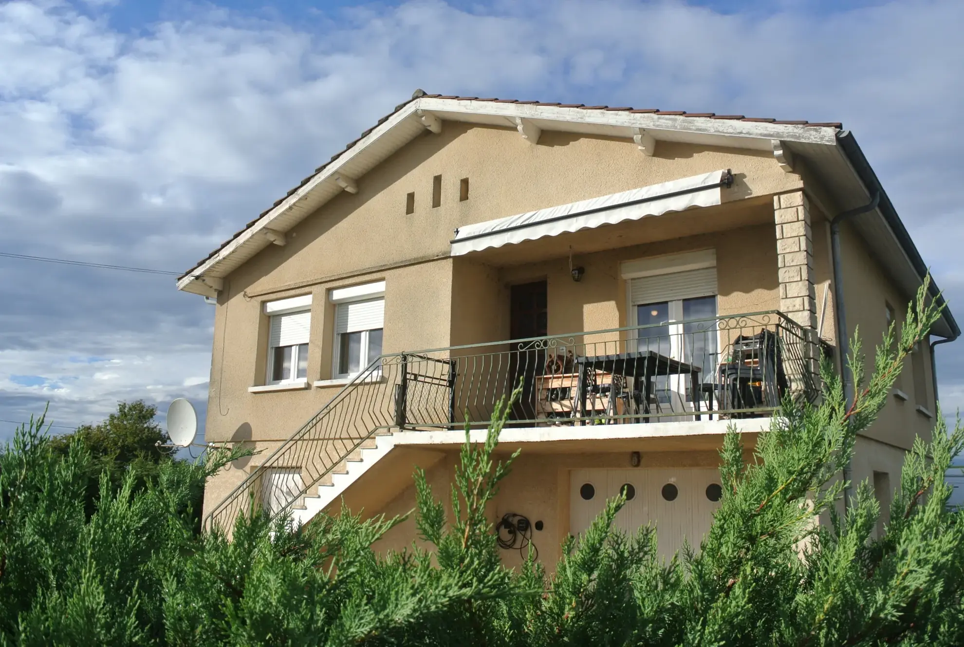 Maison à vendre à proximité du village avec 3 chambres et garage à Saint-Bazeille 