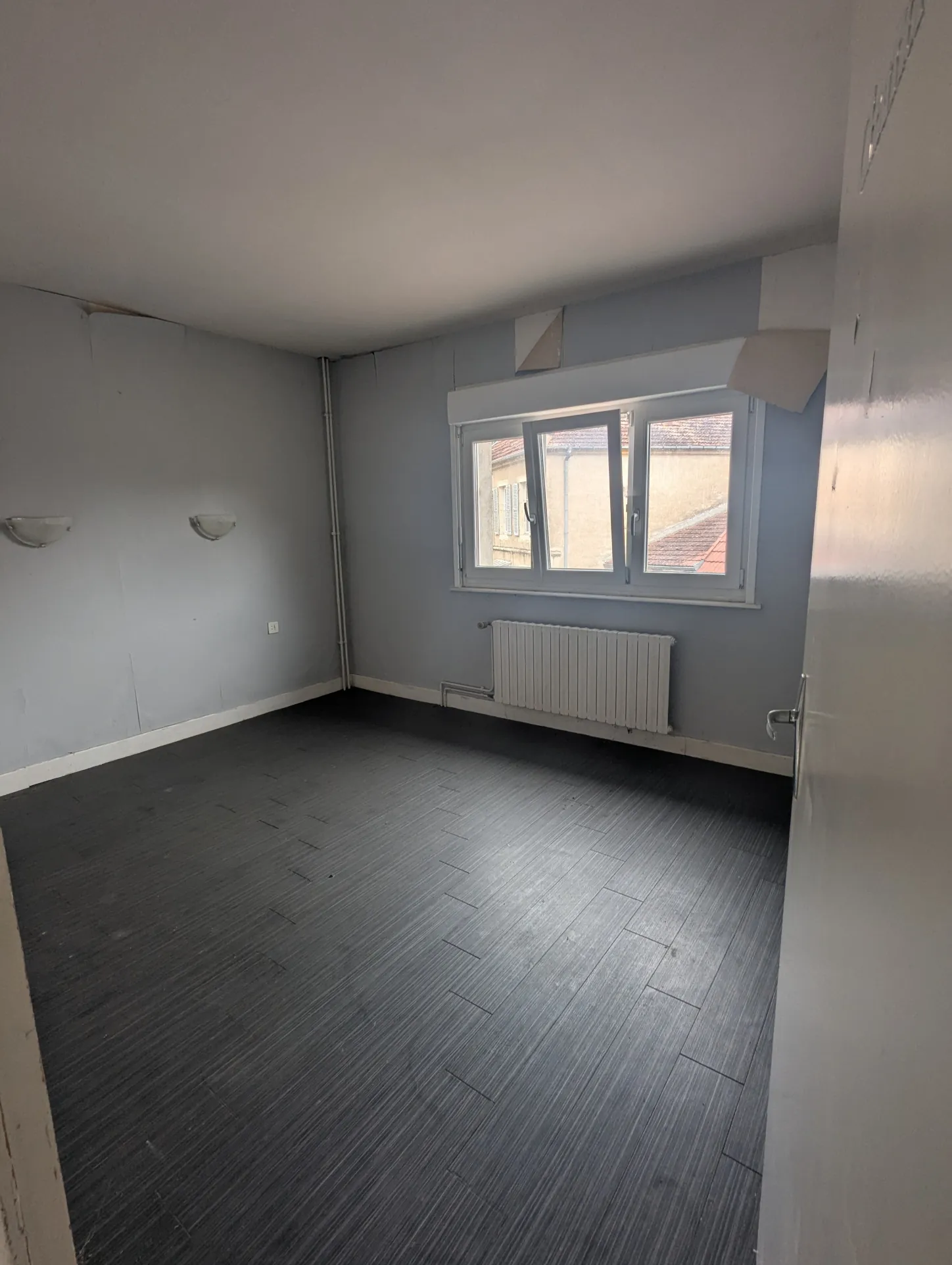 Immeuble à vendre à Vaite avec local commercial et appartement, potentiel locatif 