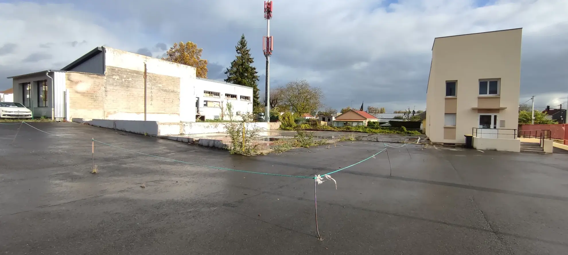 Terrain constructible de 1148 m² à Warcq avec grande terrasse bétonnée 