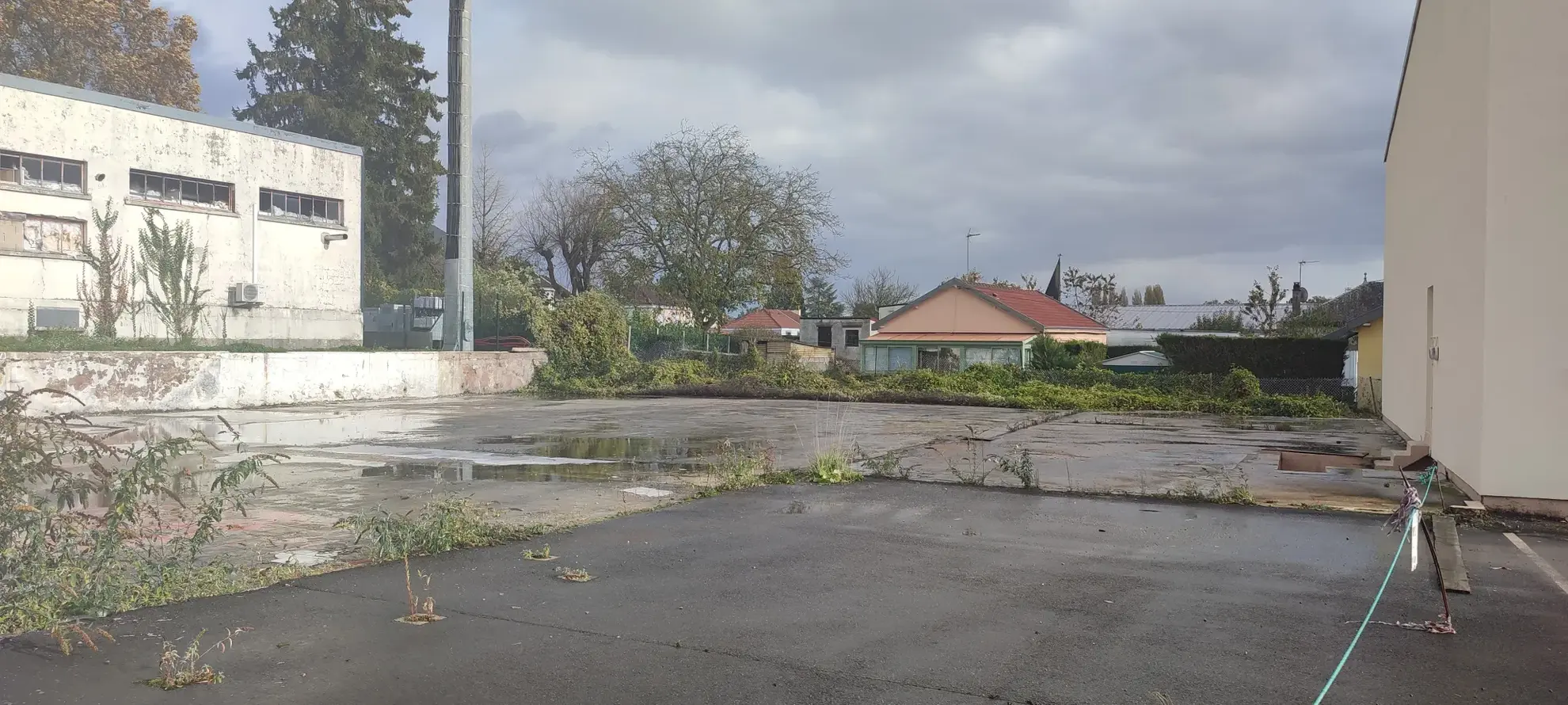 Terrain constructible de 1148 m² à Warcq avec grande terrasse bétonnée 