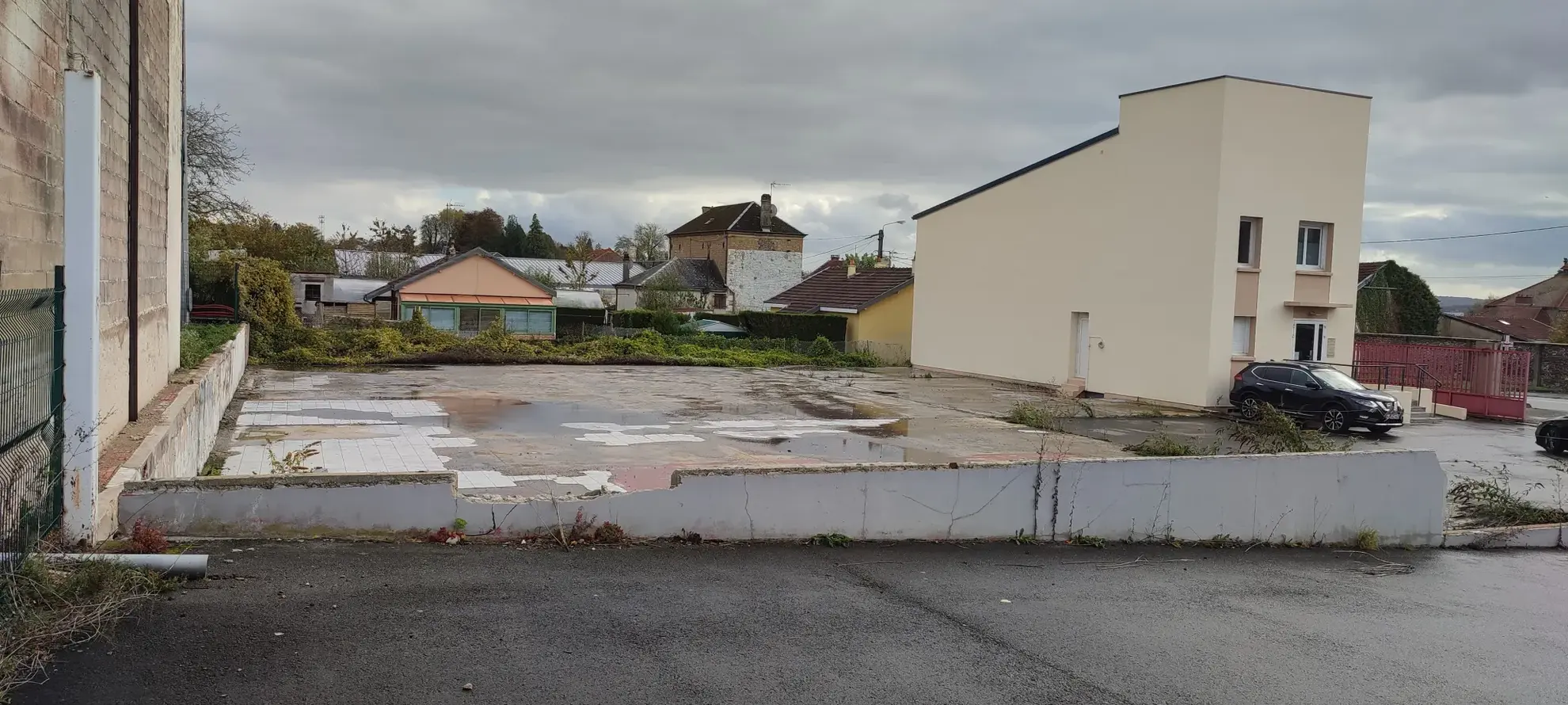 Terrain constructible de 1148 m² à Warcq avec grande terrasse bétonnée