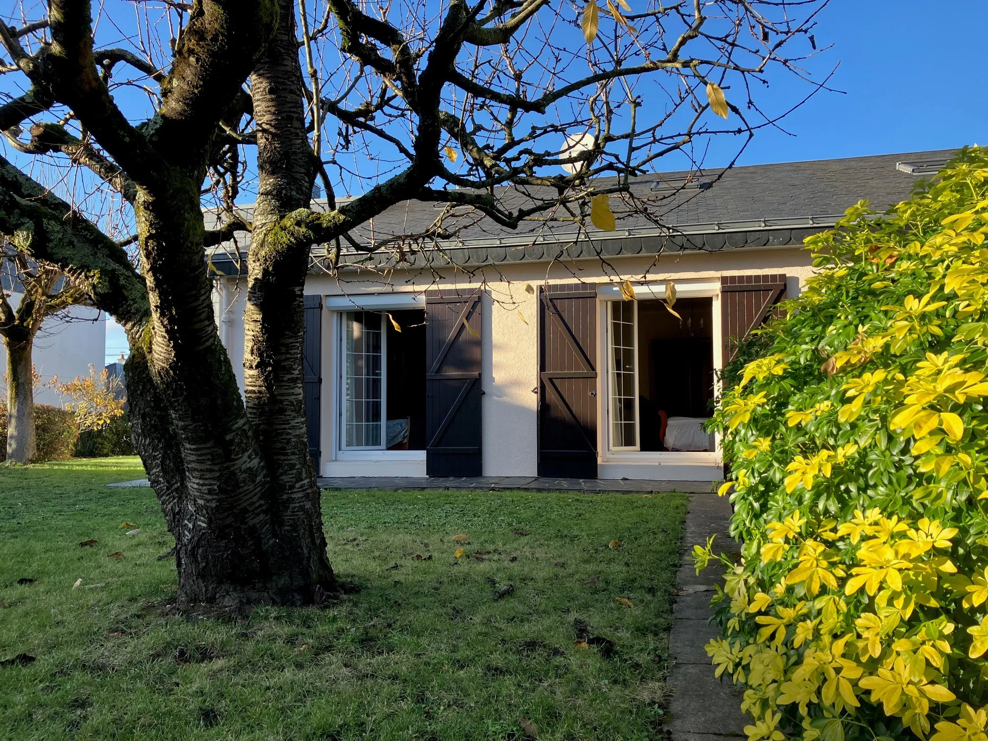 Maison de plain-pied avec 3 chambres et potentiel d'aménagement à Angers-Éventard 
