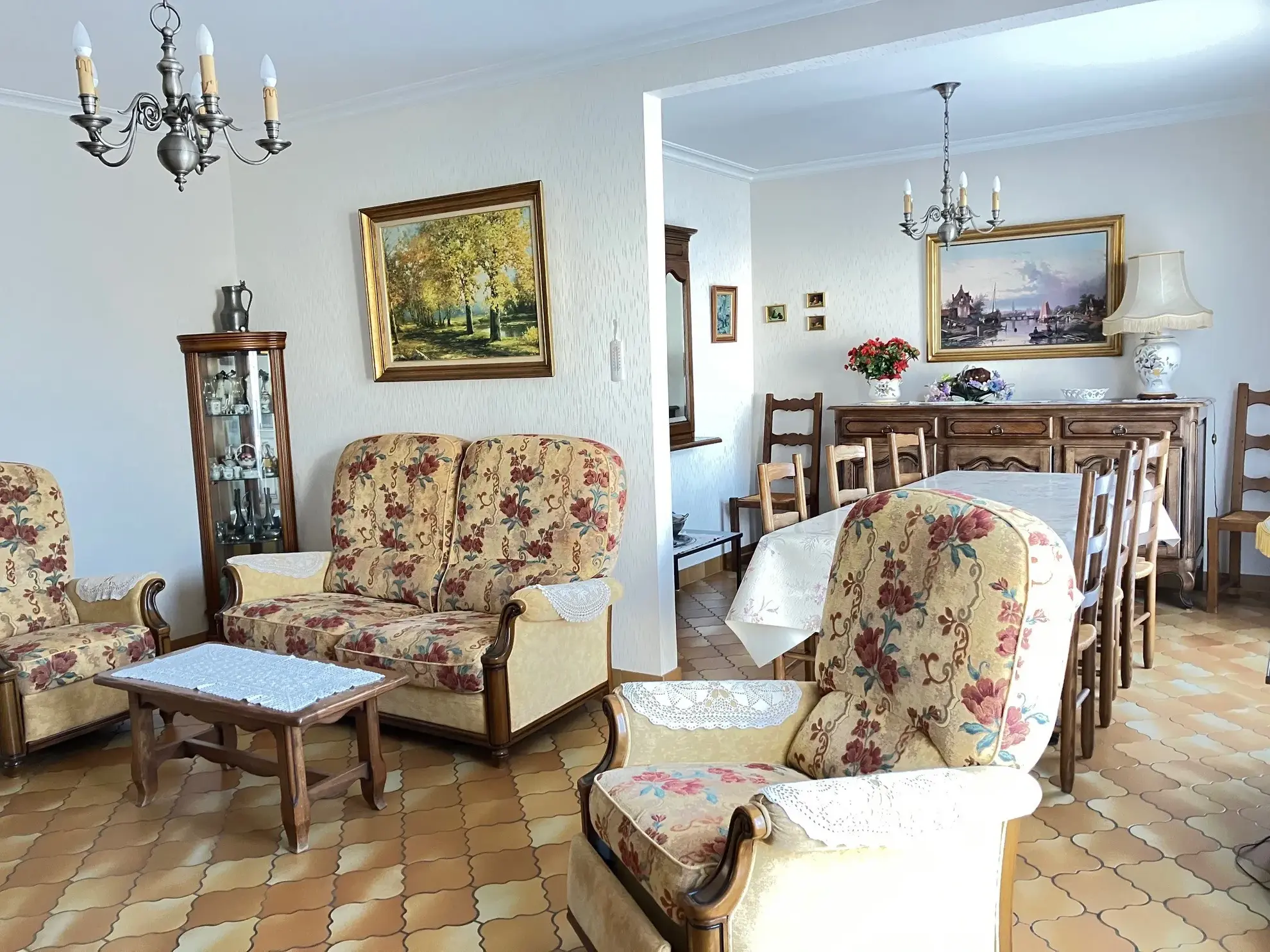 Maison de plain-pied avec 3 chambres et potentiel d'aménagement à Angers-Éventard 