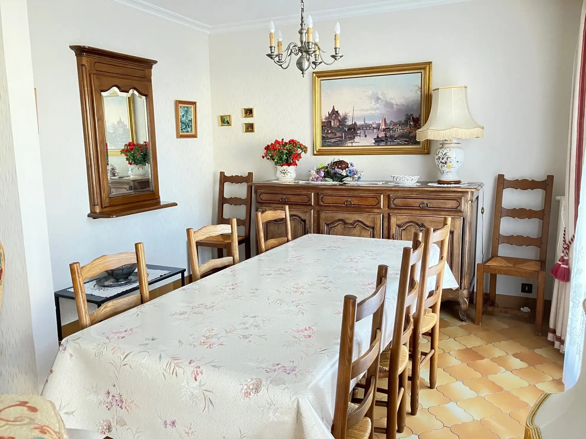 Maison de plain-pied avec 3 chambres et potentiel d'aménagement à Angers-Éventard 