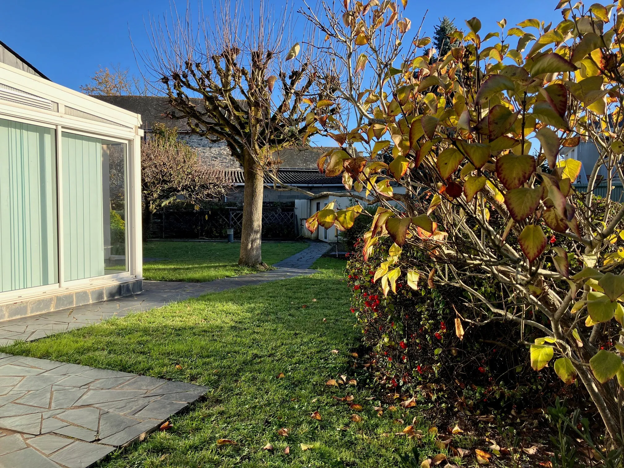 Maison de plain-pied avec 3 chambres et potentiel d'aménagement à Angers-Éventard 