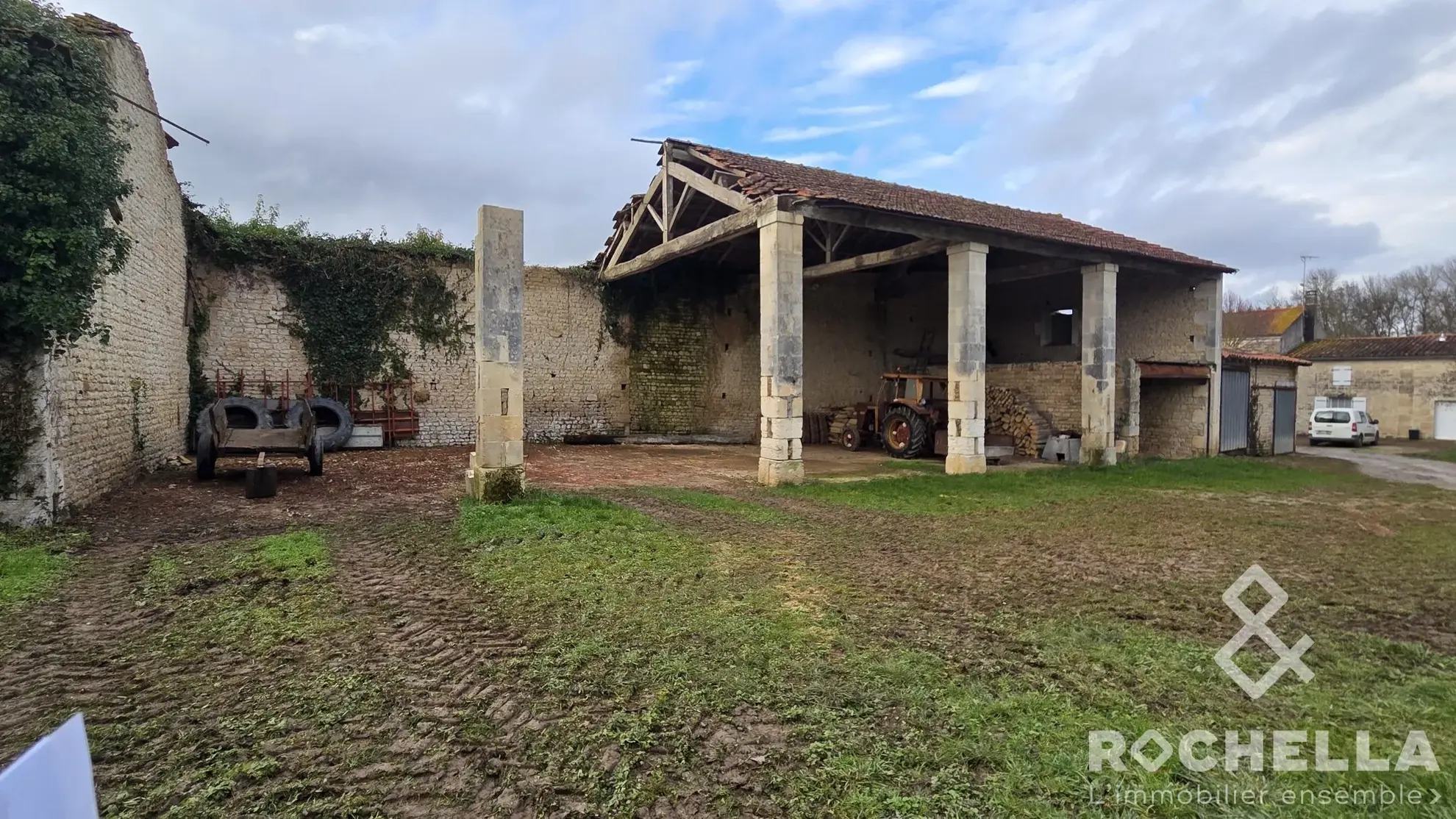 Charmante grange en pierre à rénover proche Aulnay-de-Saintonge