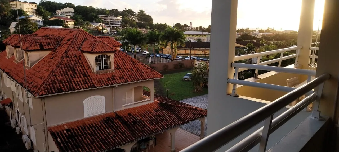 Appartement T2 à SCHOELCHER avec locataire en place, piscine, tennis 