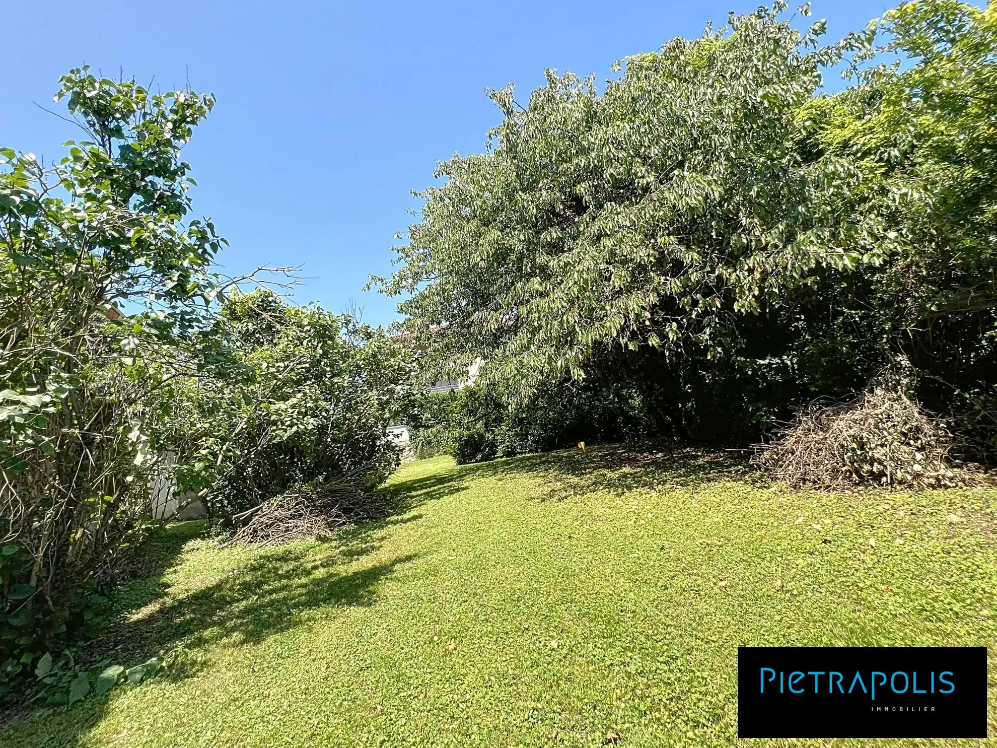 Terrain constructible de 520 m² au cœur de Civrieux, calme et proche commodités 