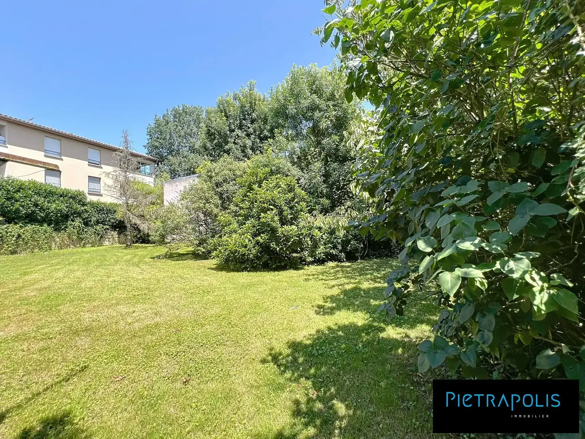 Terrain constructible de 520 m² au cœur de Civrieux, calme et proche commodités 