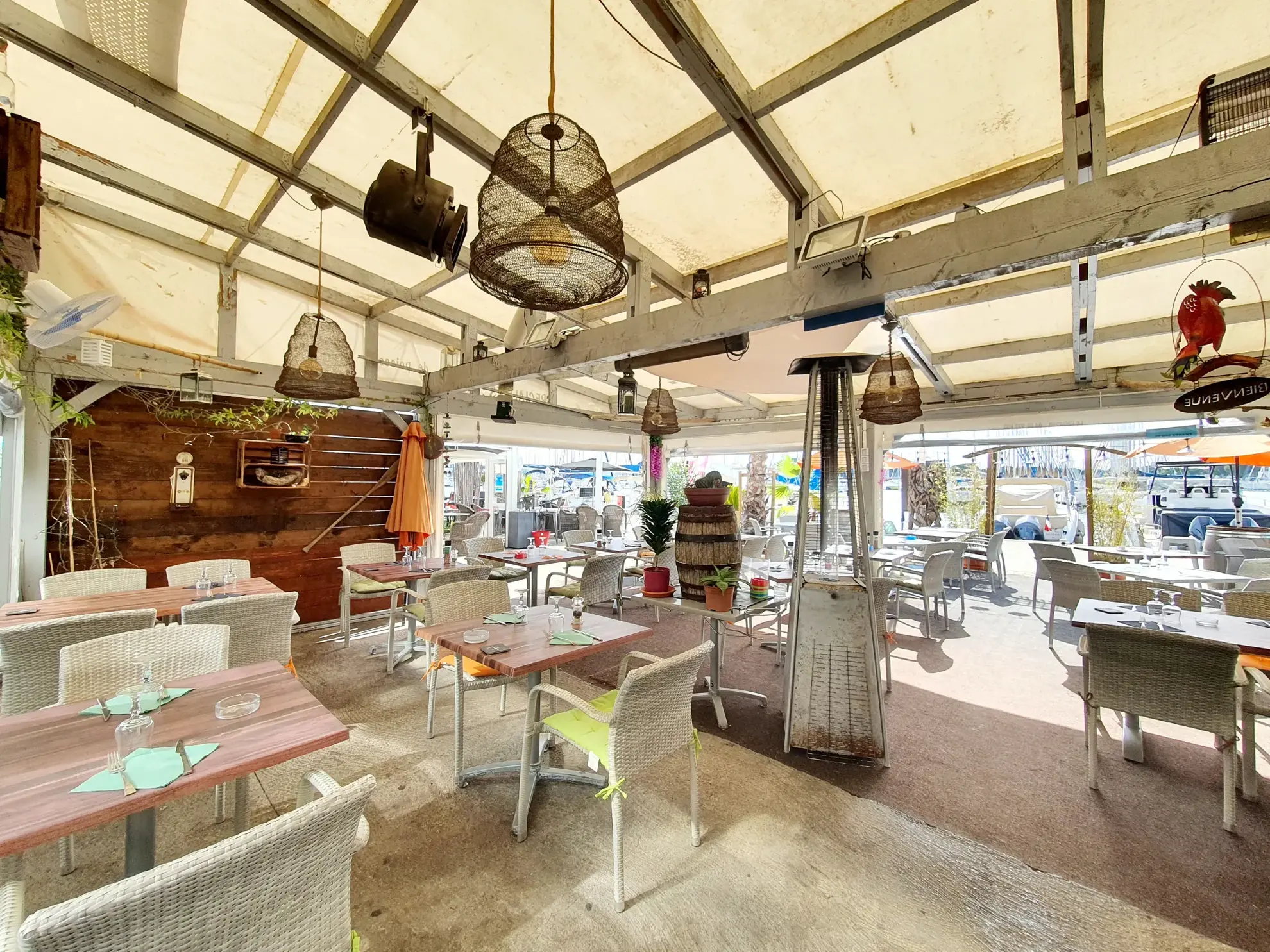 Restaurant à vendre avec vue sur port à Port Camargue – Opportunité rare 