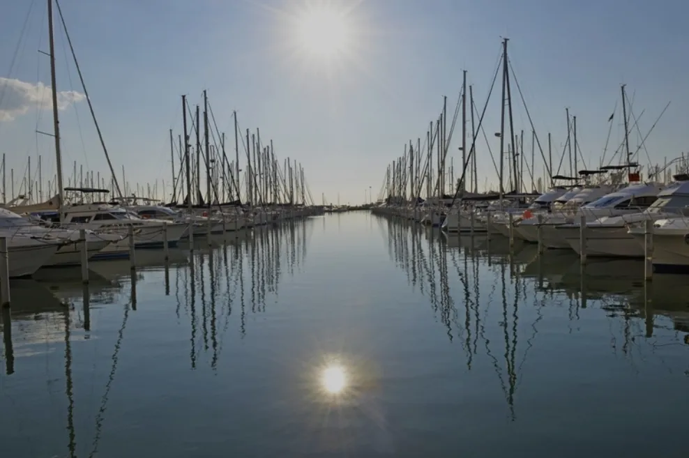 Restaurant à vendre avec vue sur port à Port Camargue – Opportunité rare 