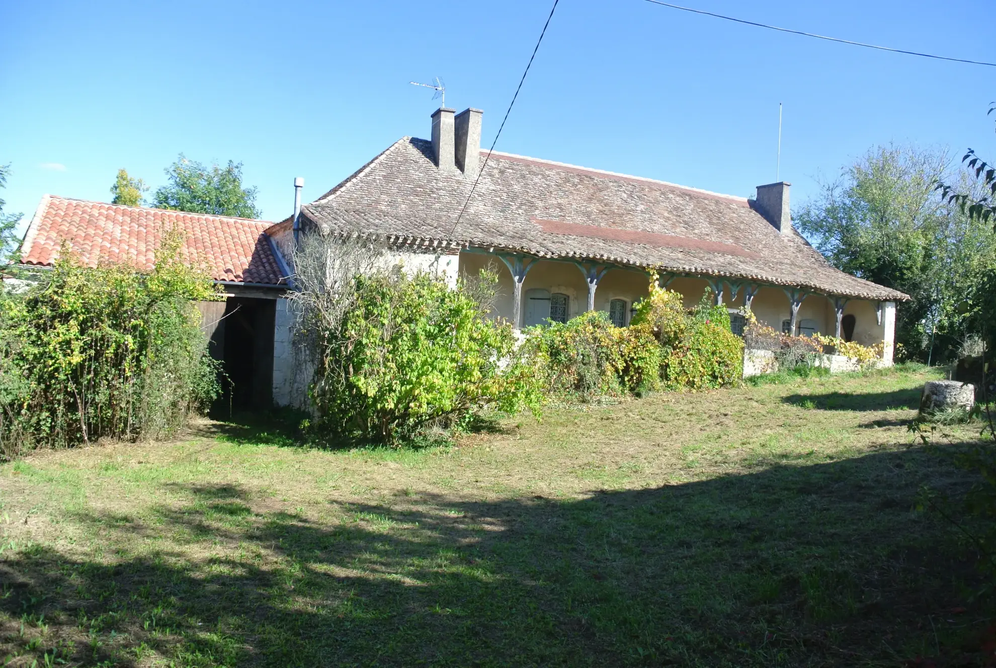Belle propriété à rénover avec 8 hectares à Escassefort, proximité de Marmande