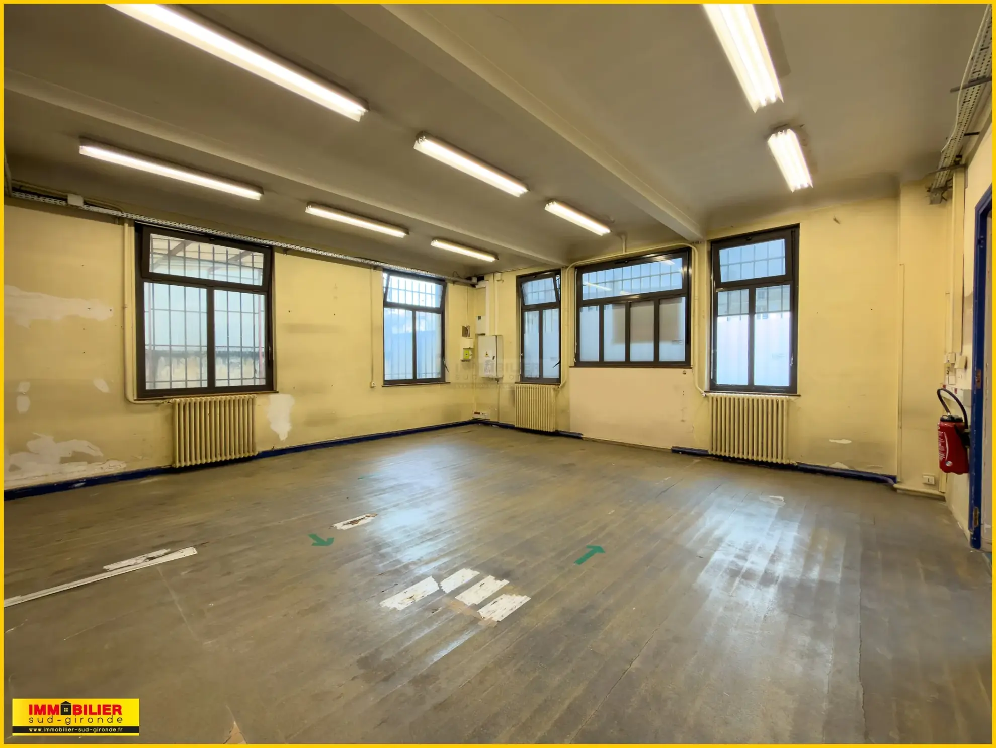 Bâtiment en pierre à vendre au centre de Podensac - 260 m², emplacement privilégié 