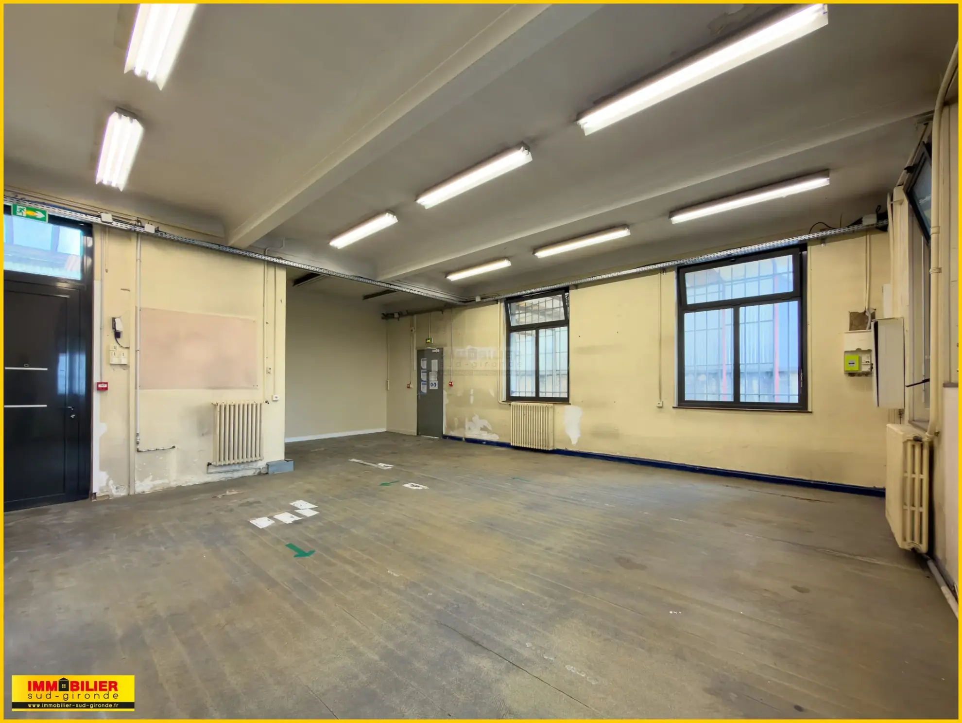 Bâtiment en pierre à vendre au centre de Podensac - 260 m², emplacement privilégié 