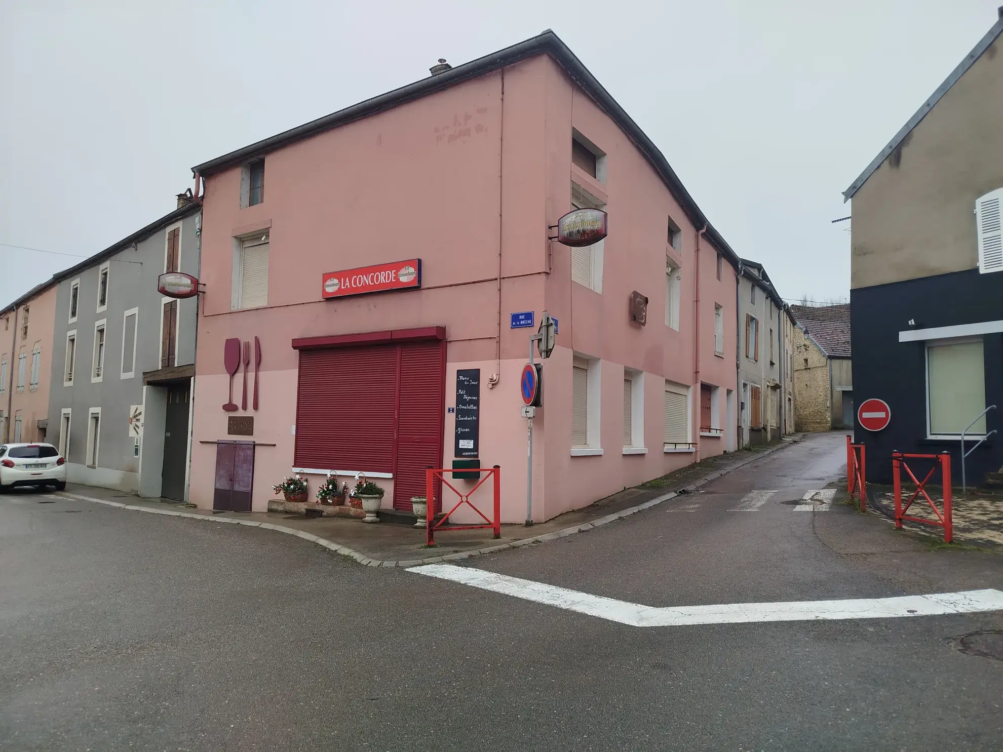 Immeuble polyvalent à Gray – Bar-restaurant avec logement et terrasse en vente 