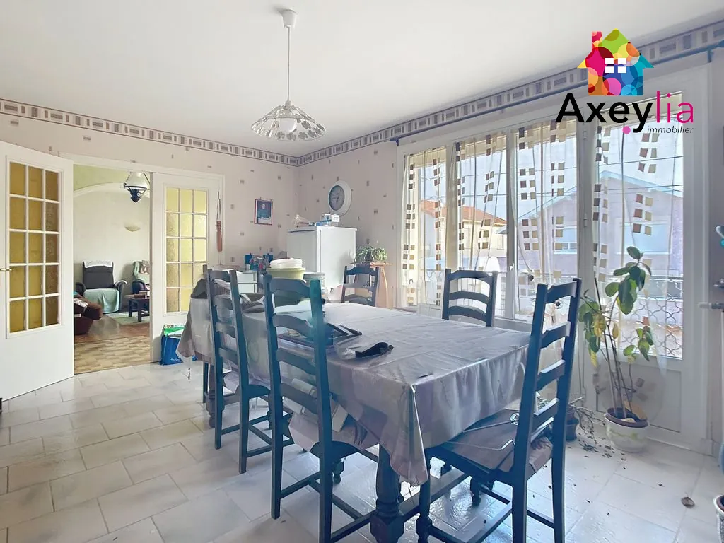 Maison 3 chambres avec garages et terrain à Mably - Secteur calme 