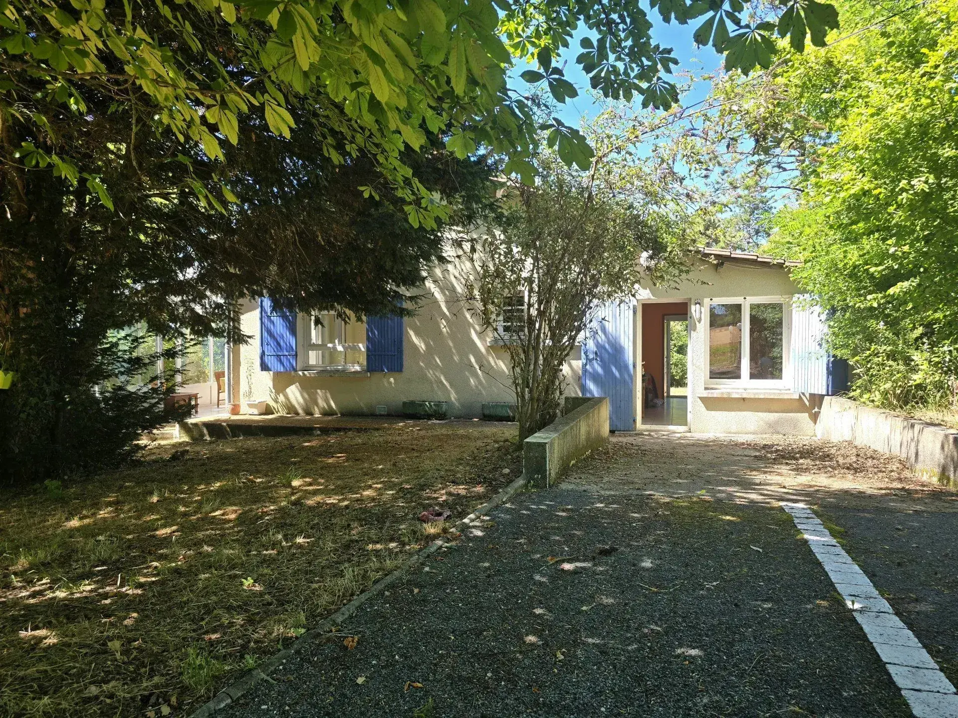 Maison de plain-pied à Verteillac avec grand jardin et vue campagne