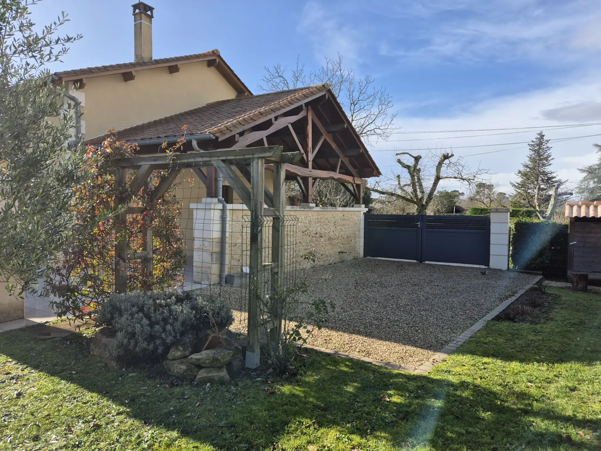 Maison rénovée de 90m2 à Tocane avec 2 chambres et terrain plat 