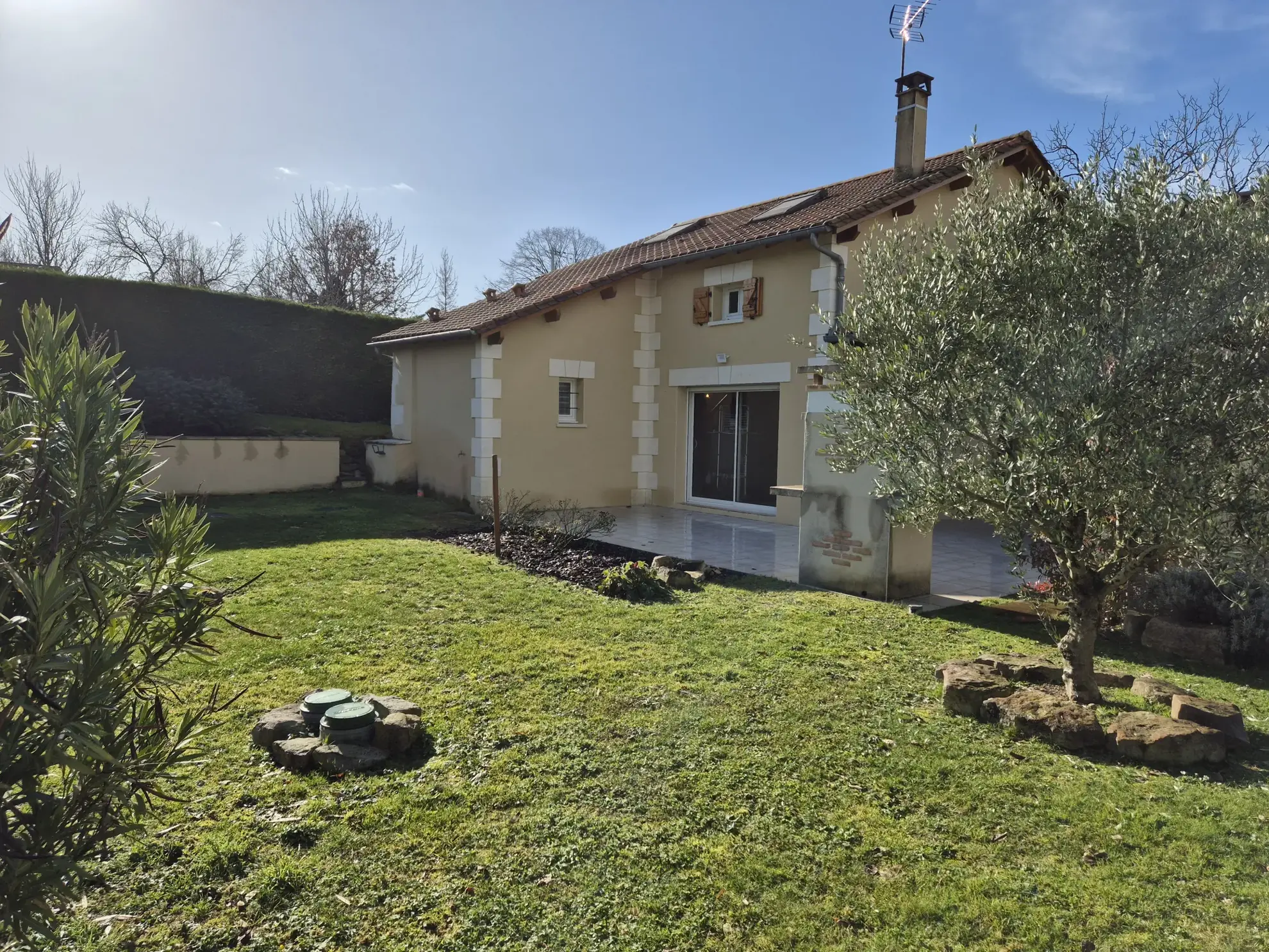Maison rénovée de 90m2 à Tocane avec 2 chambres et terrain plat 