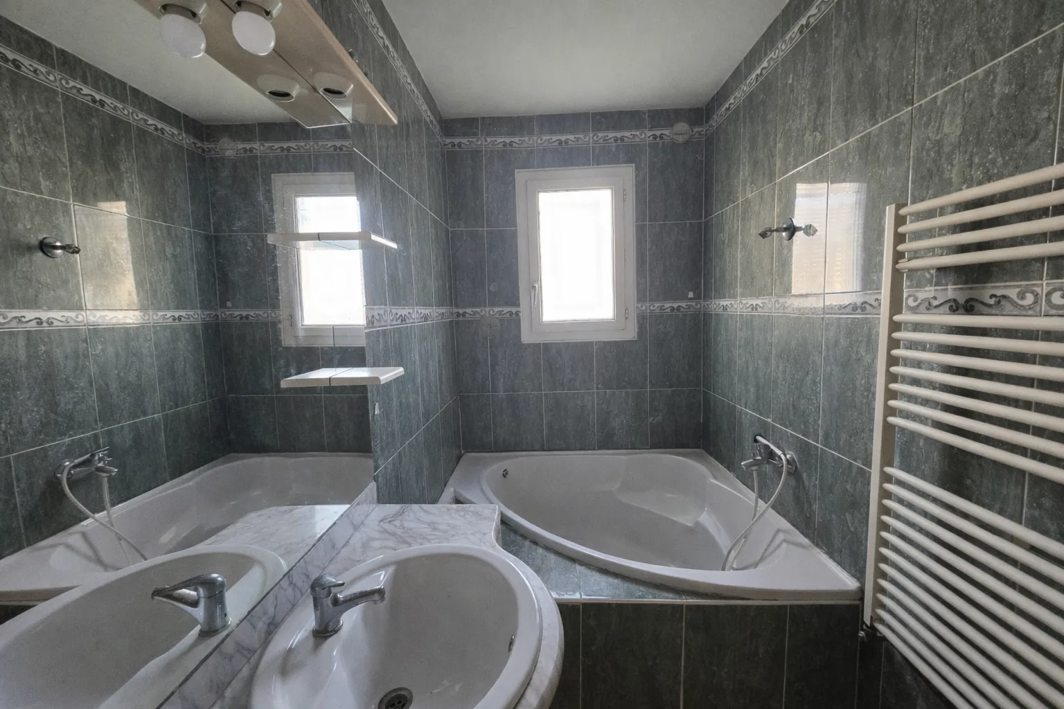 Maison de 140 m² à Lodève avec terrain constructible et potentiel de rénovation 