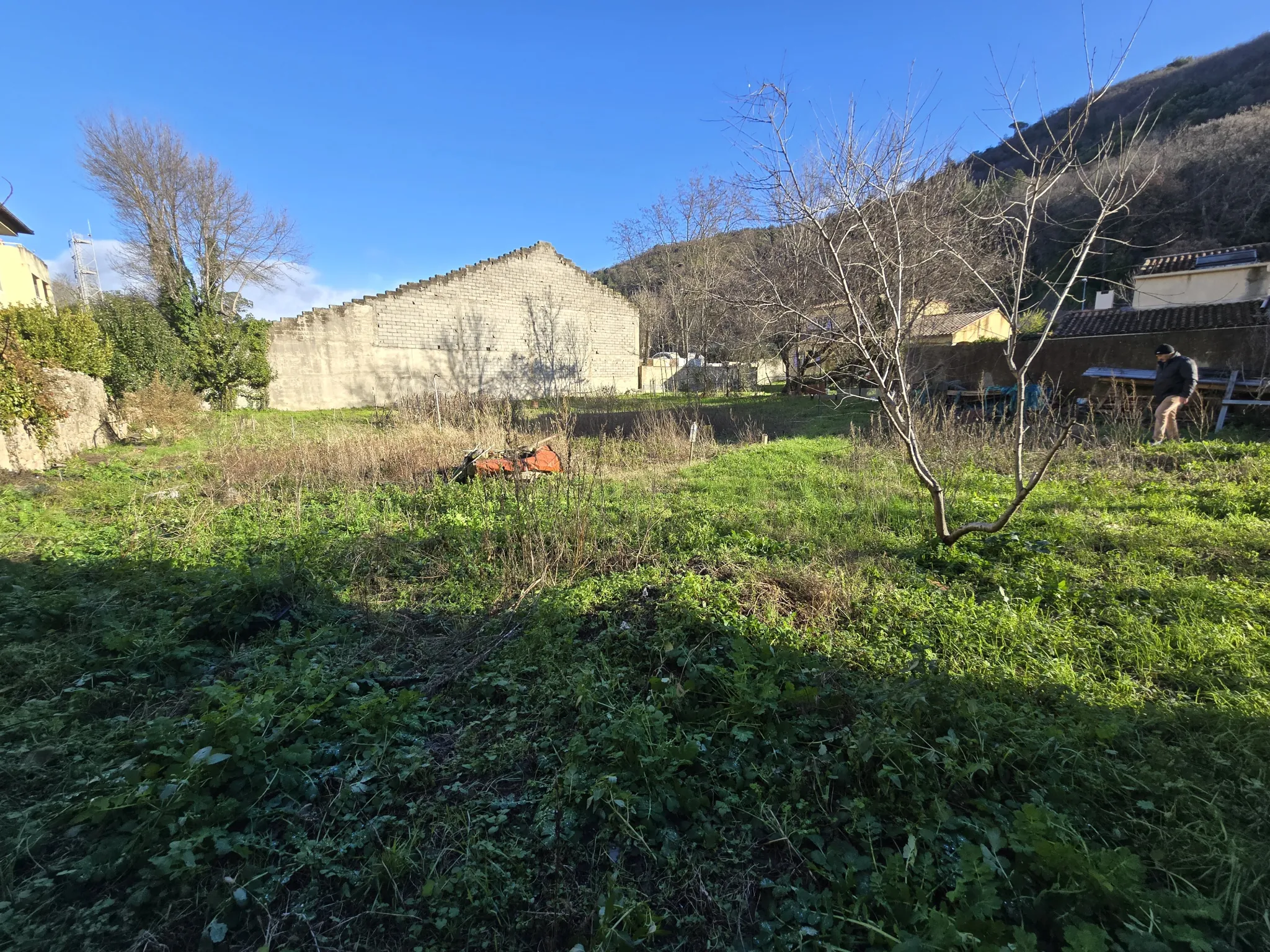 Maison de 140 m² à Lodève avec terrain constructible et potentiel de rénovation 