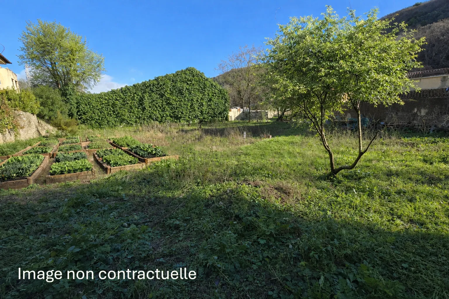 Maison de 140 m² à Lodève avec terrain constructible et potentiel de rénovation 