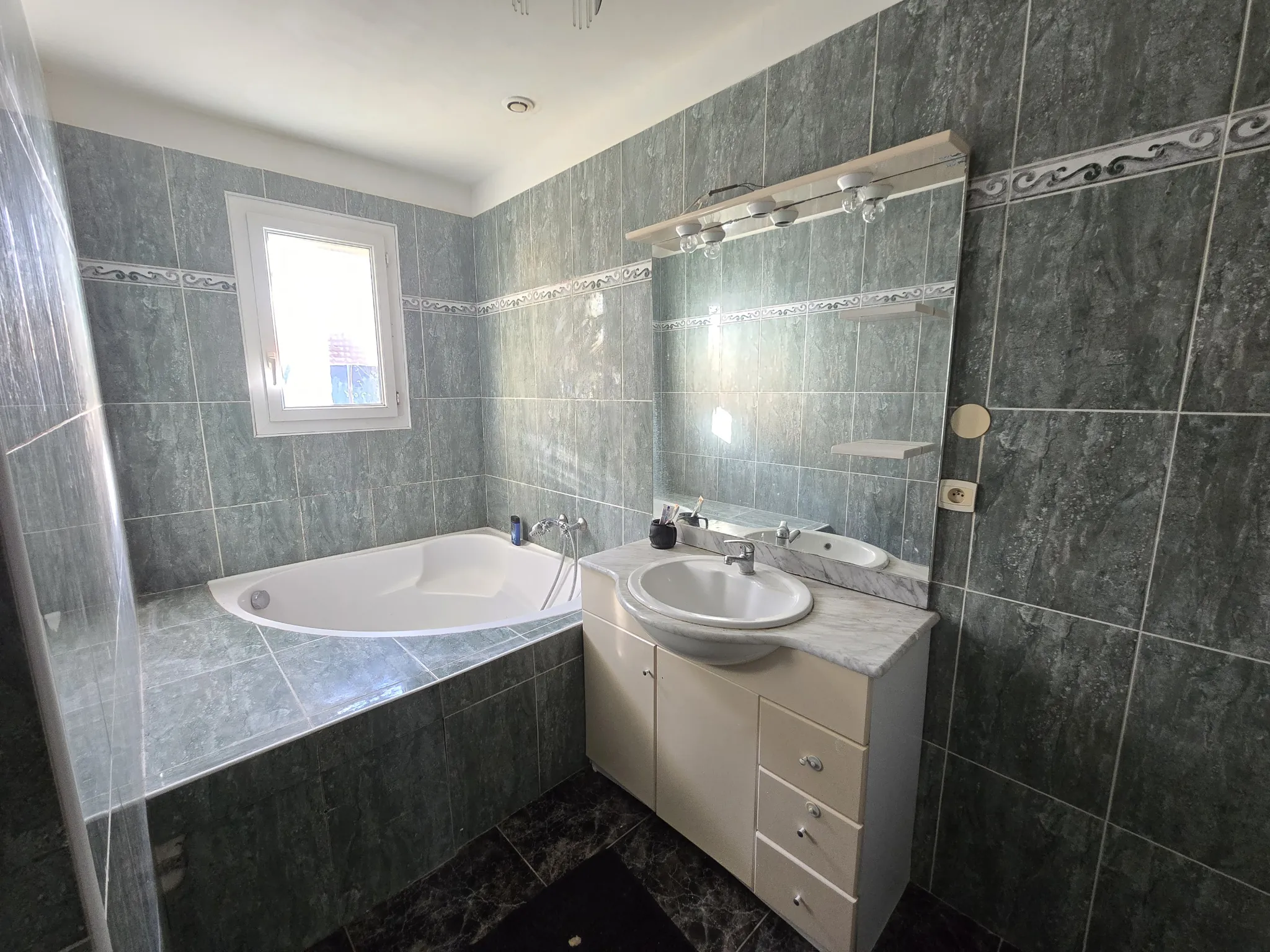 Maison de 140 m² à Lodève avec terrain constructible et potentiel de rénovation 