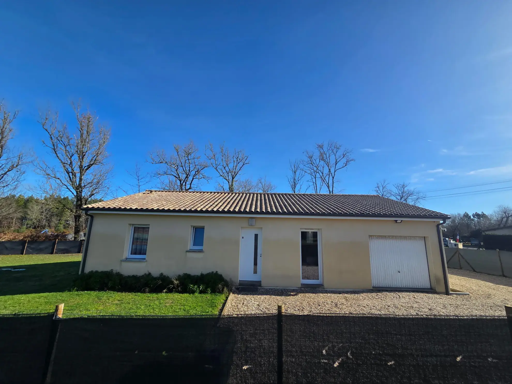 Maison contemporaine de 2021 avec 3 chambres à Bazas, jardin et garage