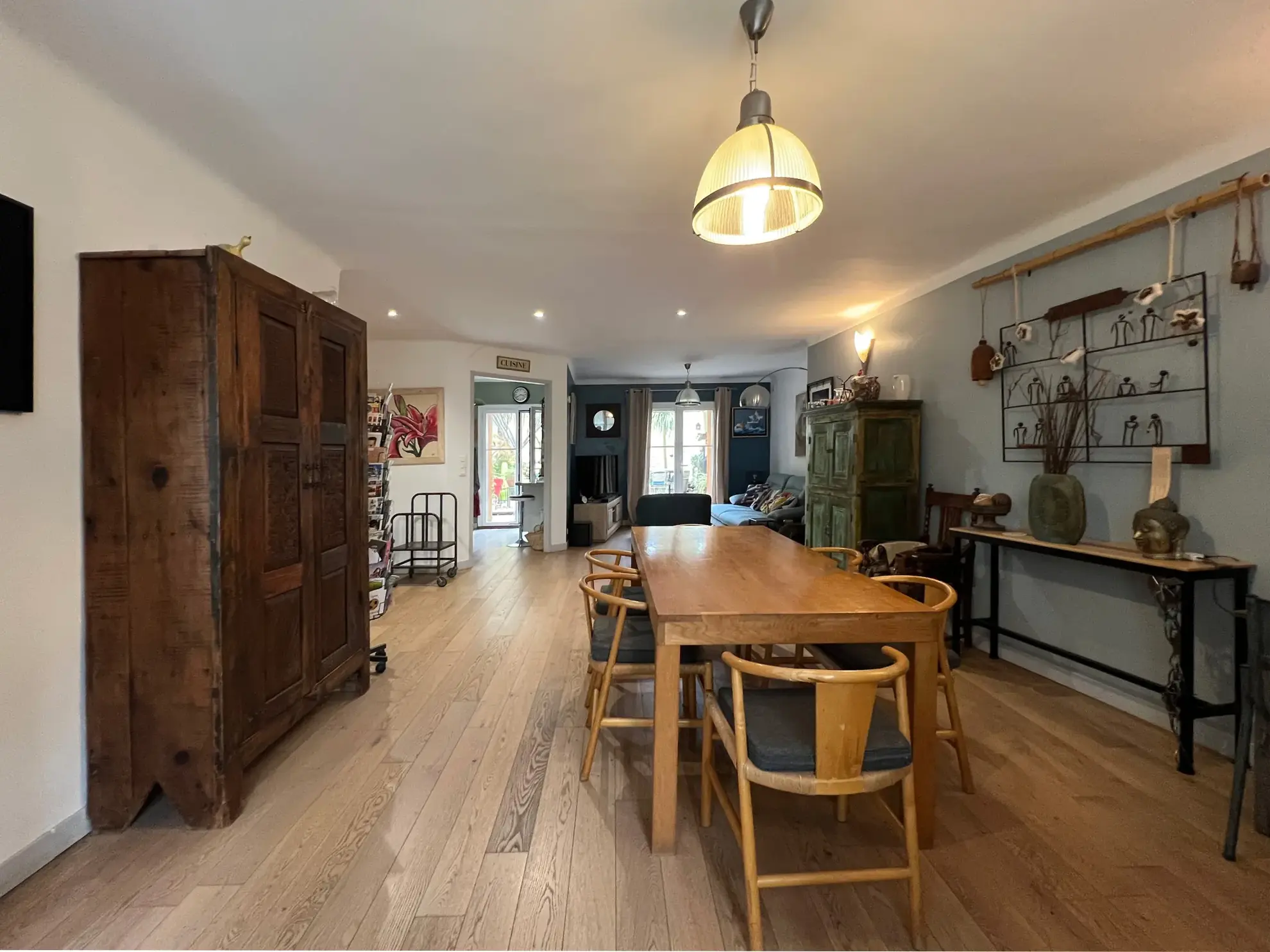 Maison de village rénovée avec courtyard et 5 chambres à Caderousse