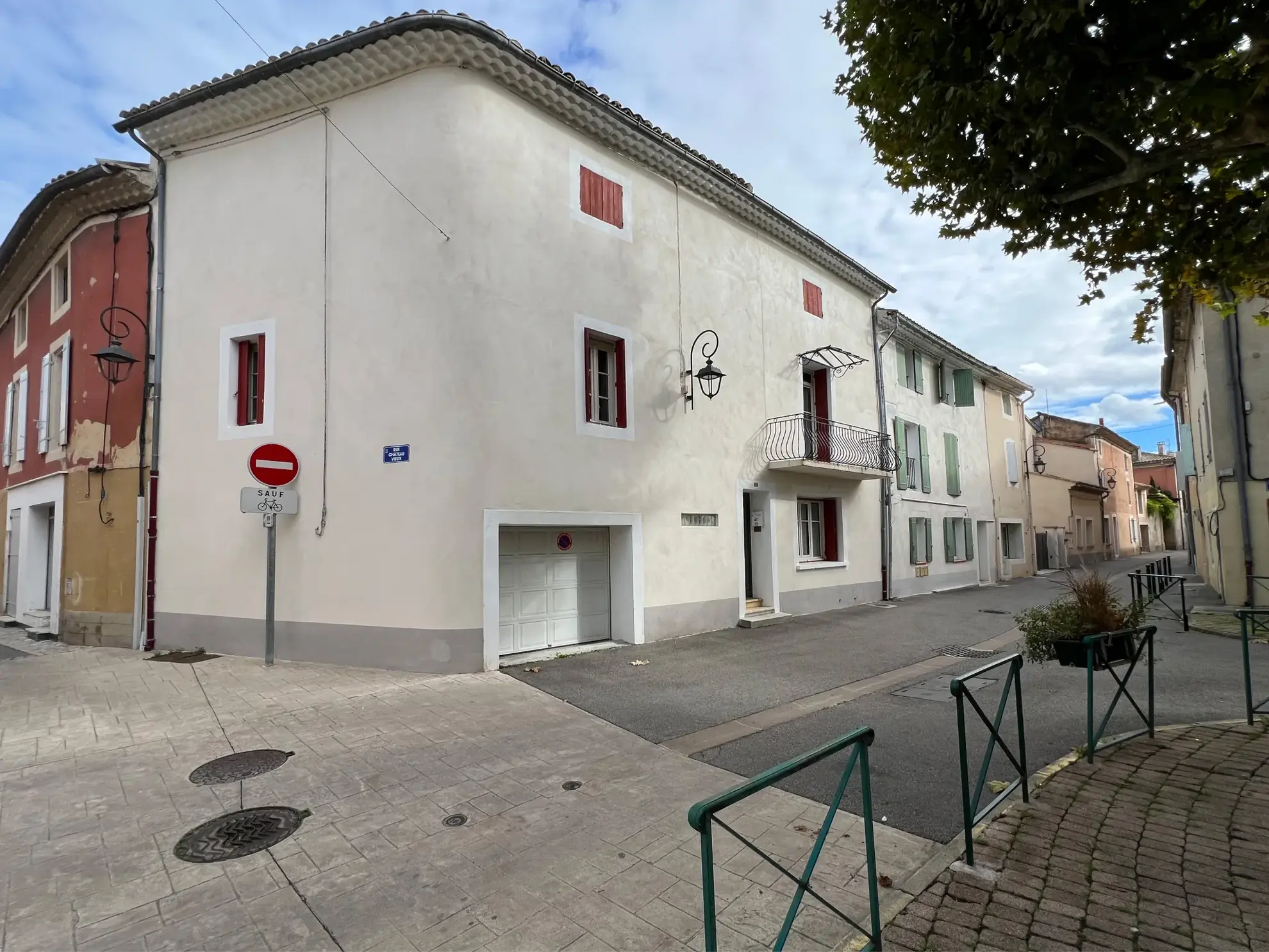 Maison de village rénovée avec courtyard et 5 chambres à Caderousse 