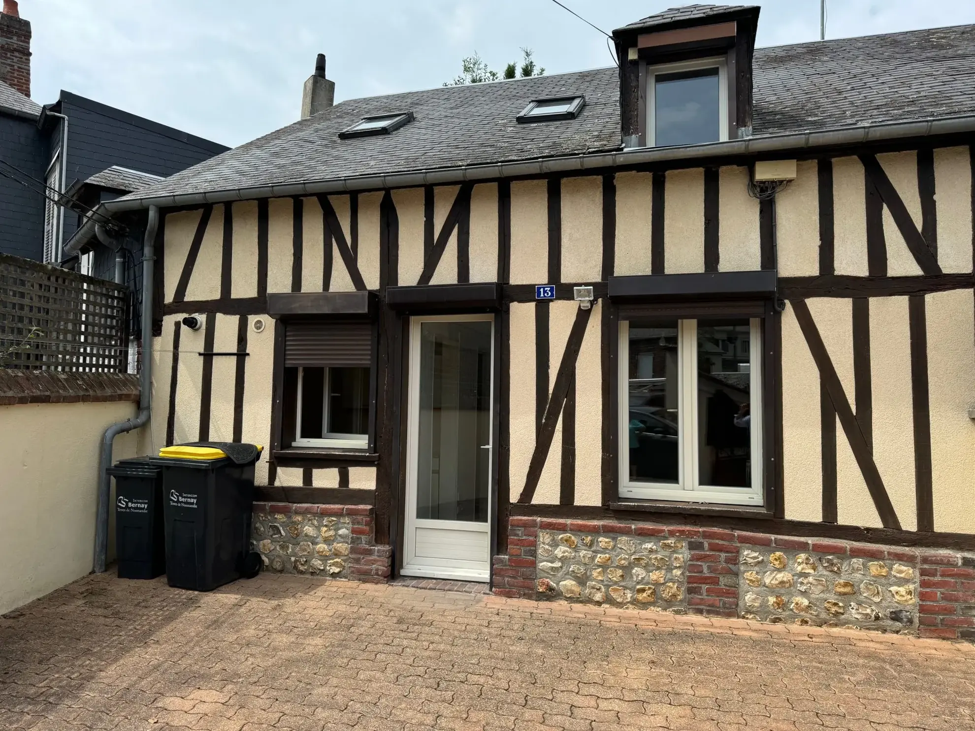 Maison à vendre à Bernay avec cour et dépendance