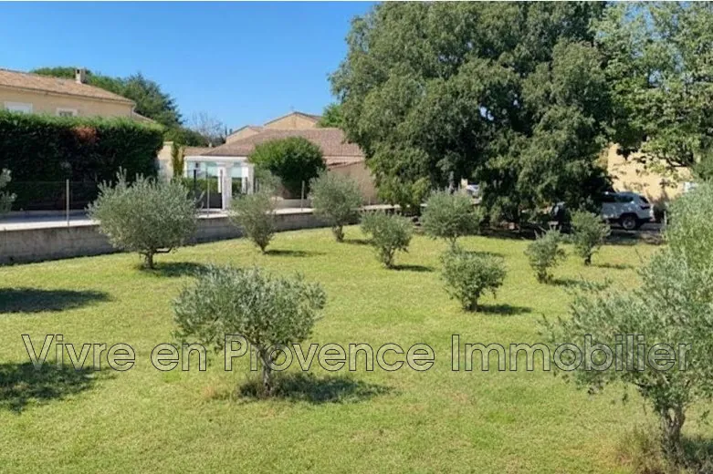 Terrain constructible de 523 m² à Morières-lès-Avignon proche du centre-ville