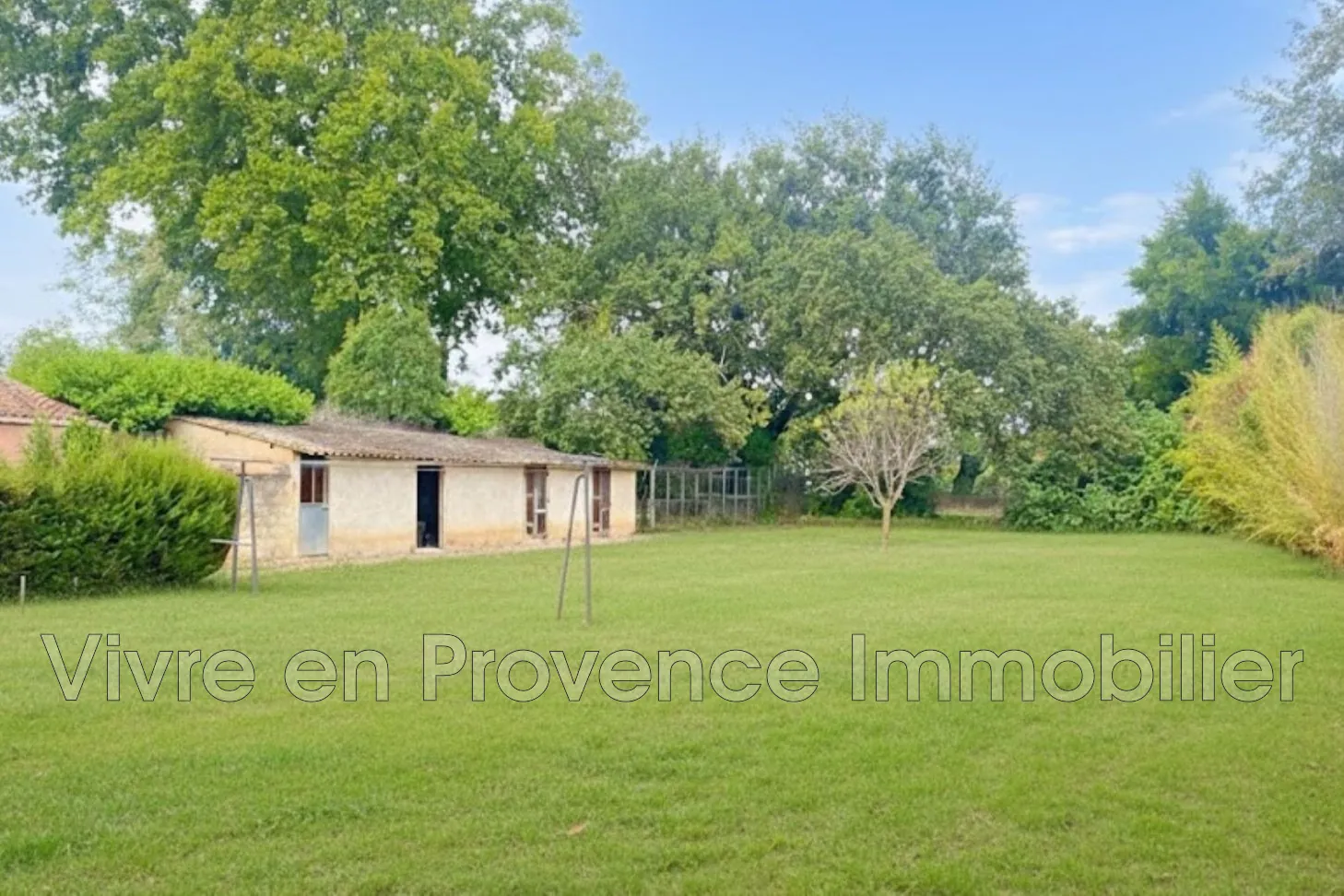 Terrain constructible de 1189 m² à Morières-les-Avignon, zone UD, calme et proche du centre-ville