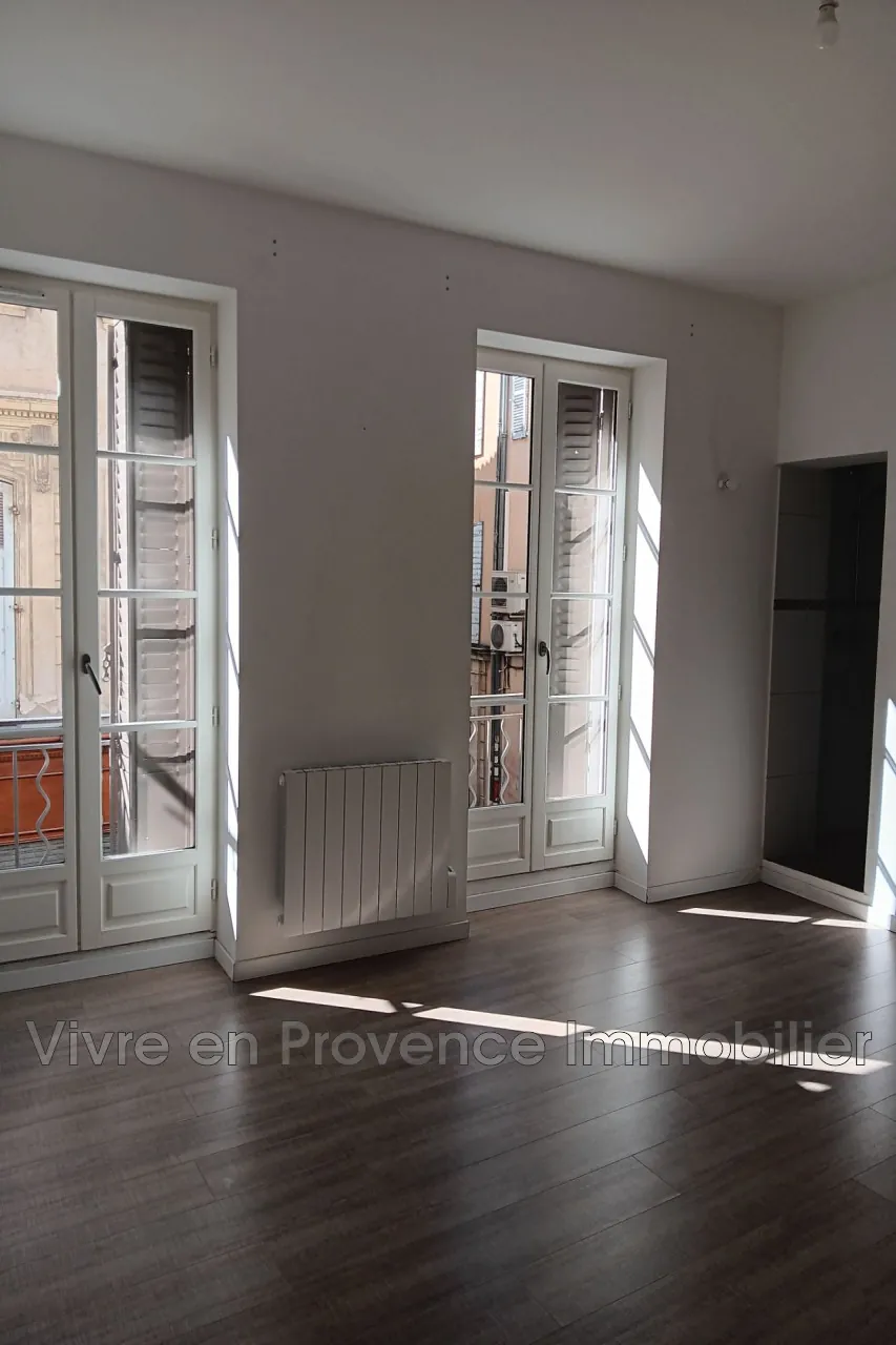 Appartement T4 rénové de 86 m² en centre-ville de Carpentras 
