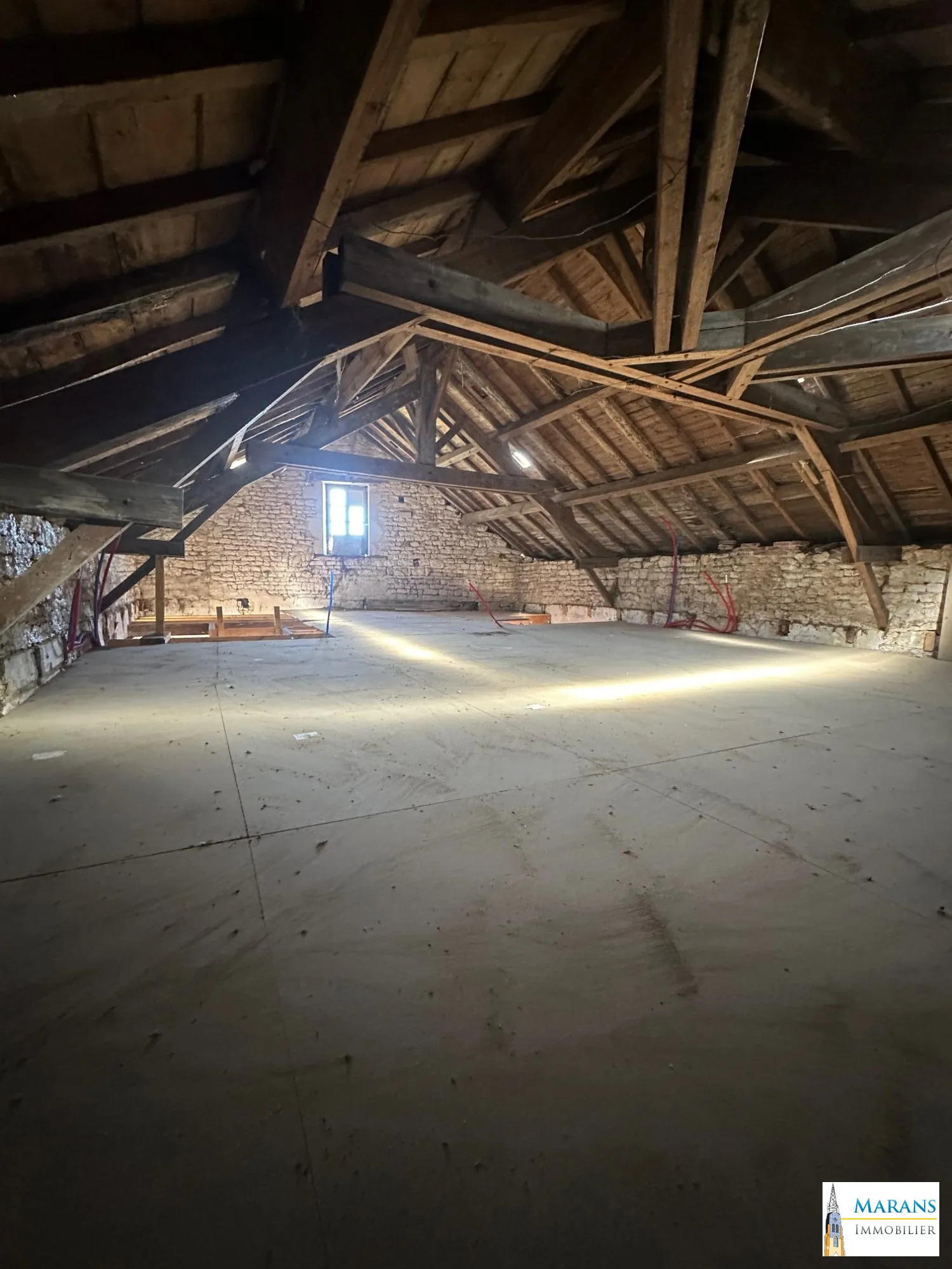 À Vendre Ensemble Immobilier à Le Langon avec Boxs et Potentiel d'Aménagement 